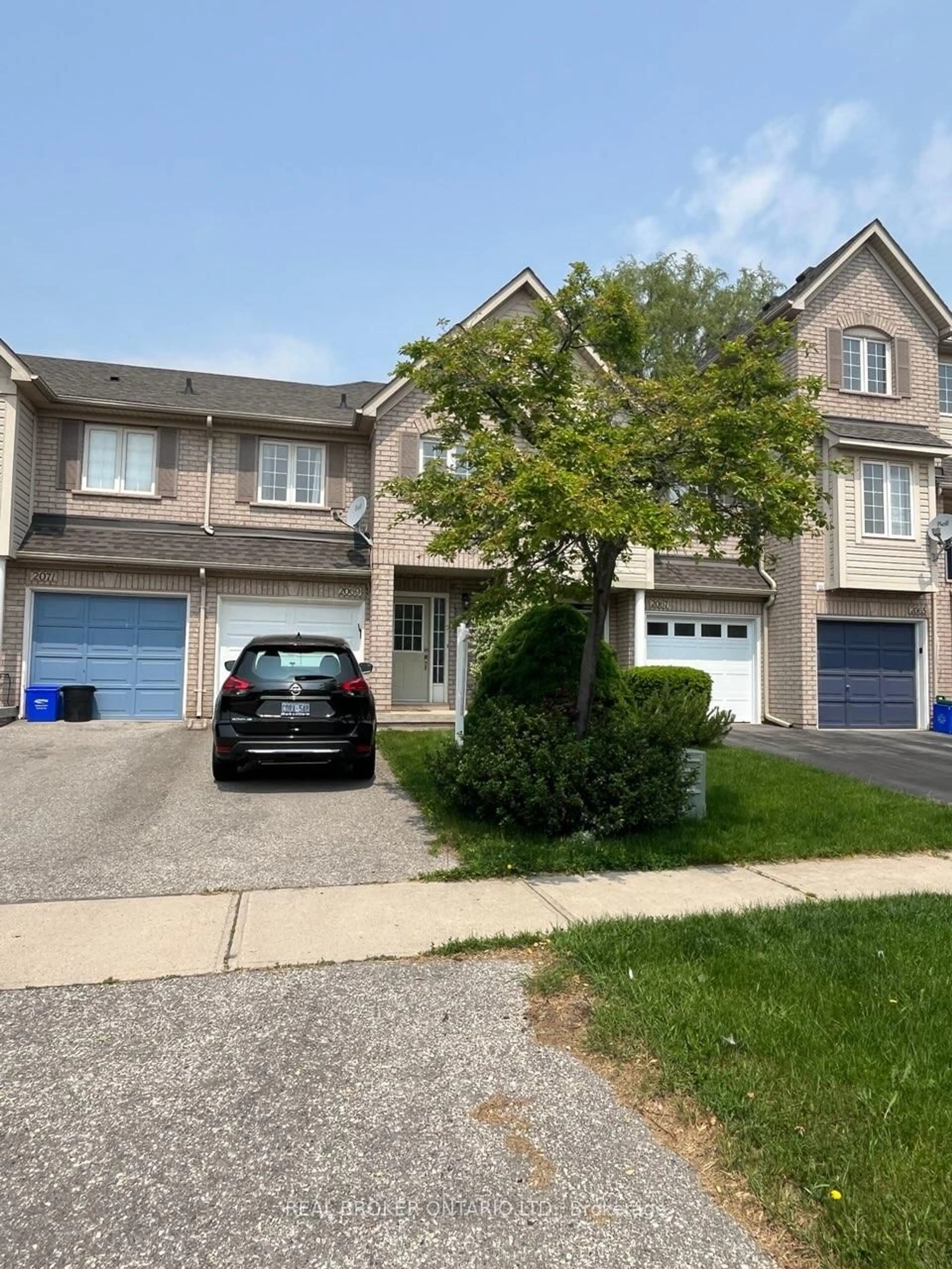 A pic from outside/outdoor area/front of a property/back of a property/a pic from drone, street for 2069 Glenhampton Rd, Oakville Ontario L6M 3W9