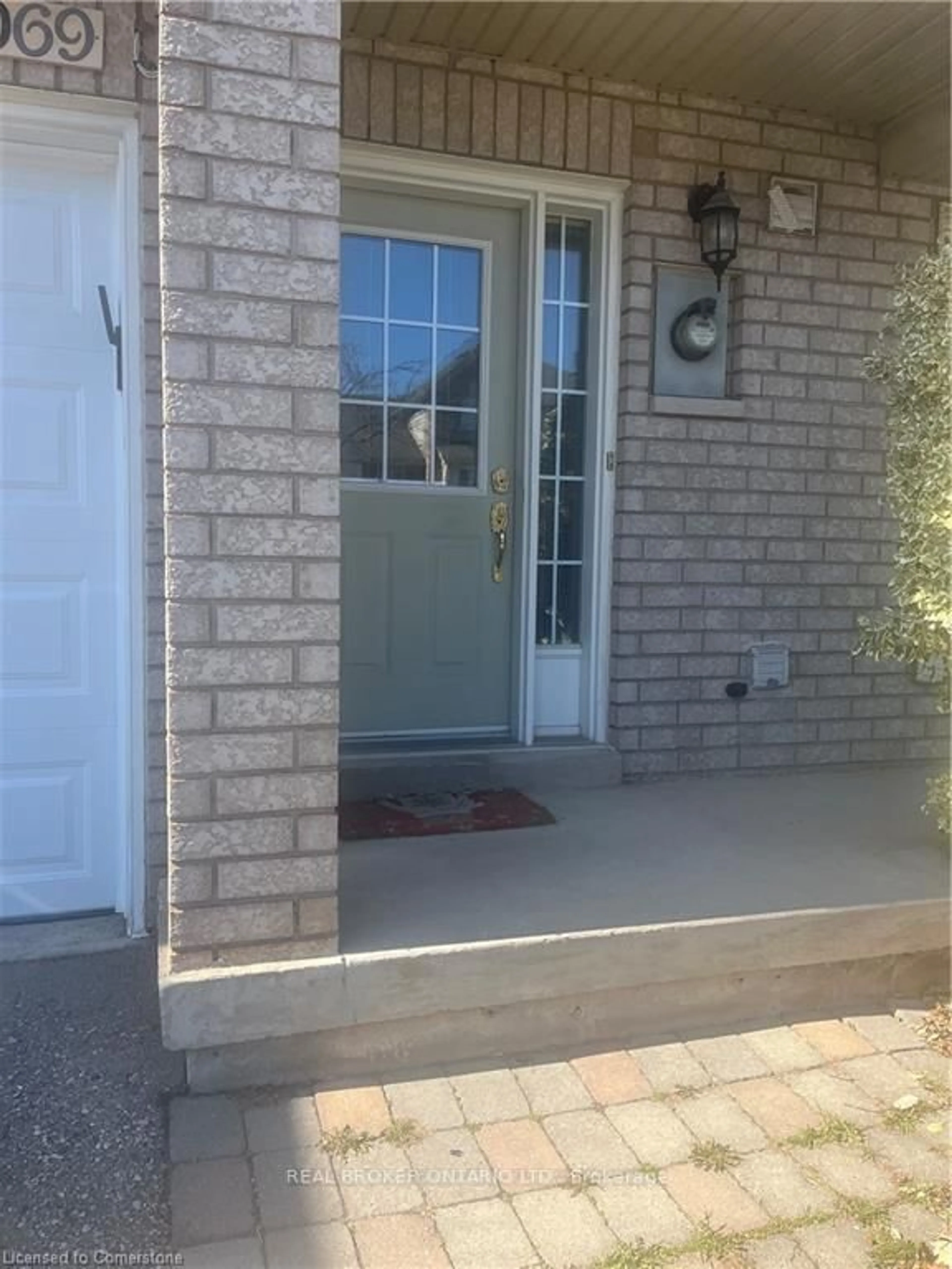 Indoor entryway for 2069 Glenhampton Rd, Oakville Ontario L6M 3W9