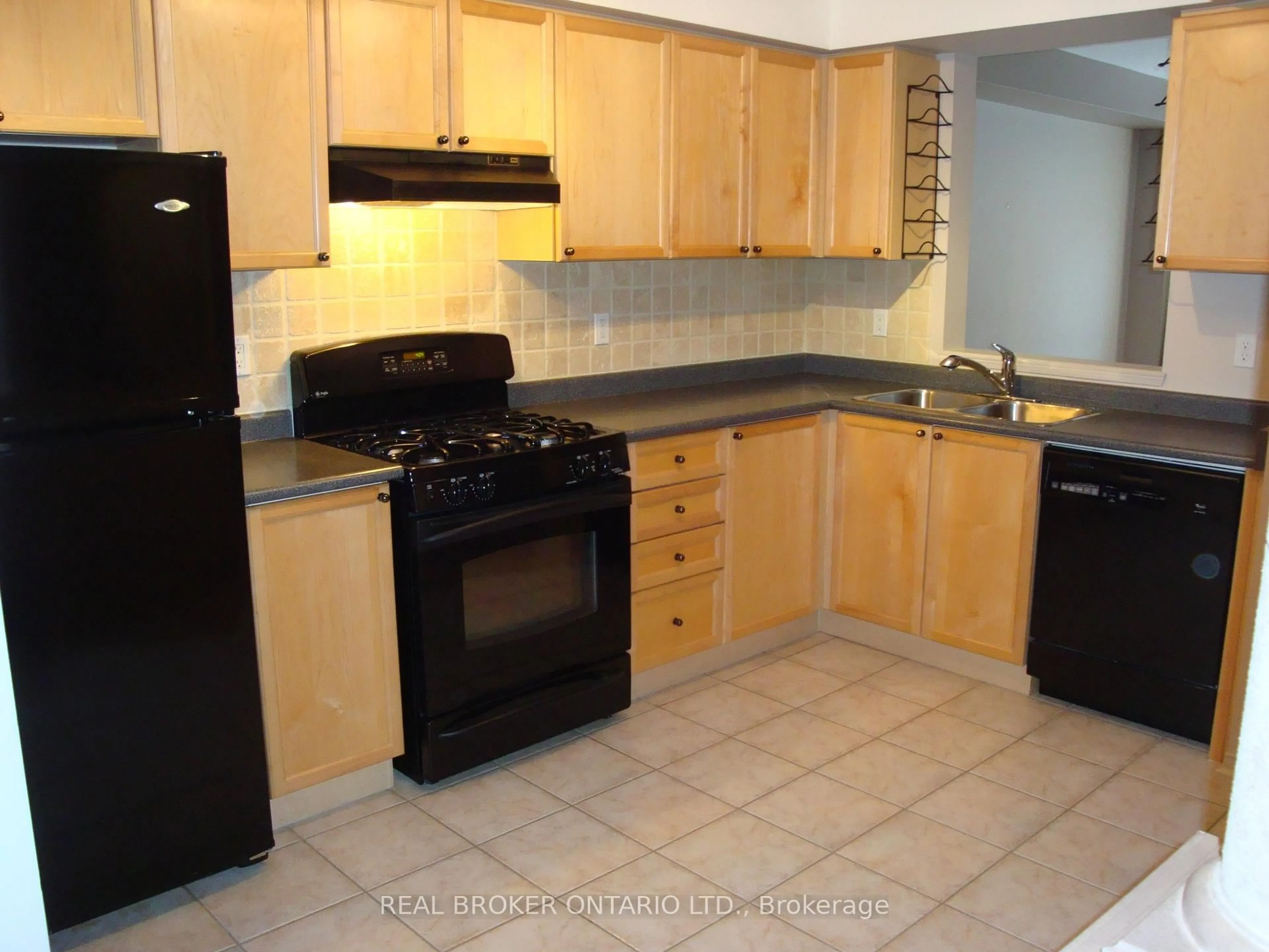 Standard kitchen, ceramic/tile floor for 2069 Glenhampton Rd, Oakville Ontario L6M 3W9
