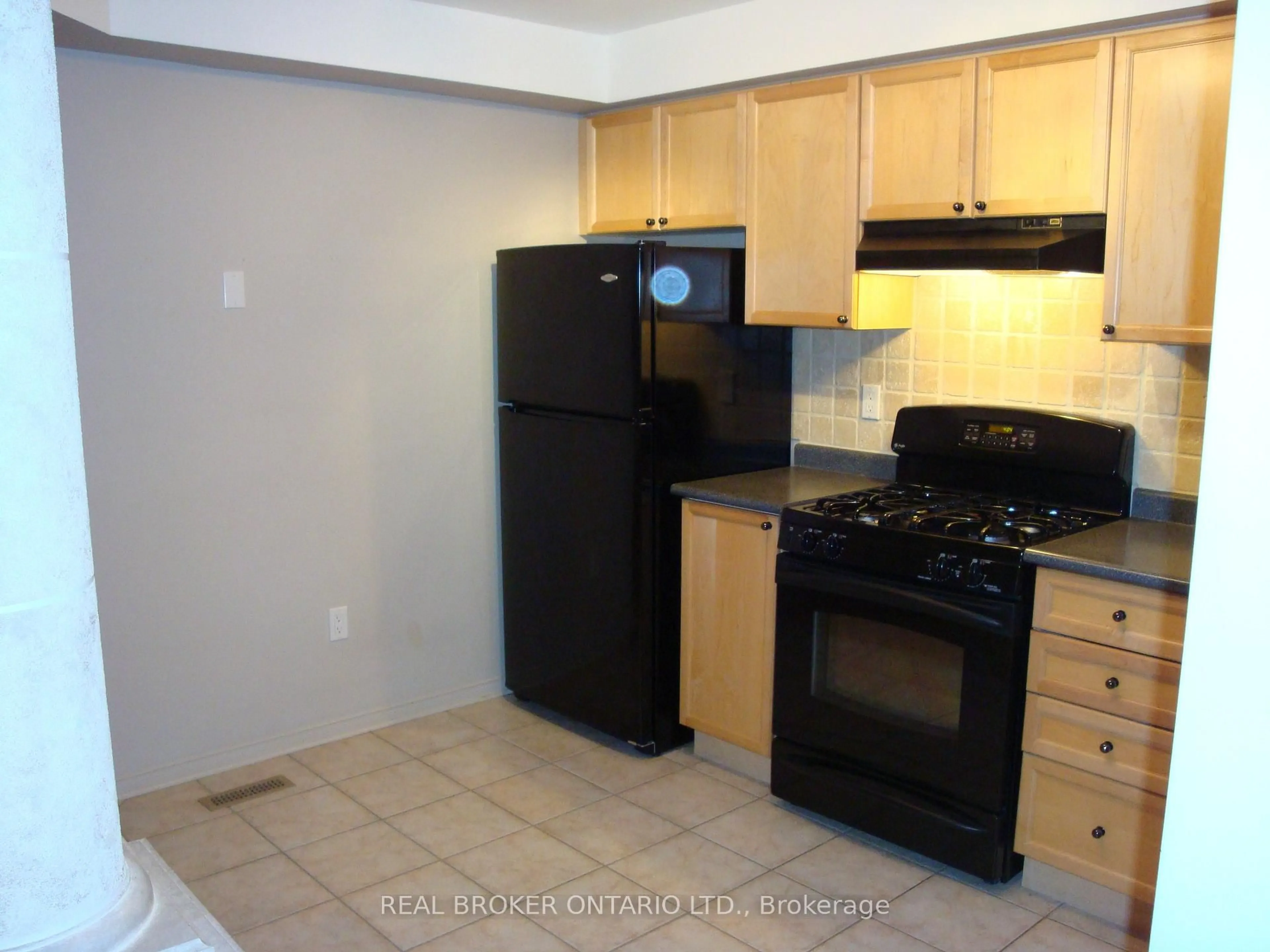 Standard kitchen, unknown for 2069 Glenhampton Rd, Oakville Ontario L6M 3W9