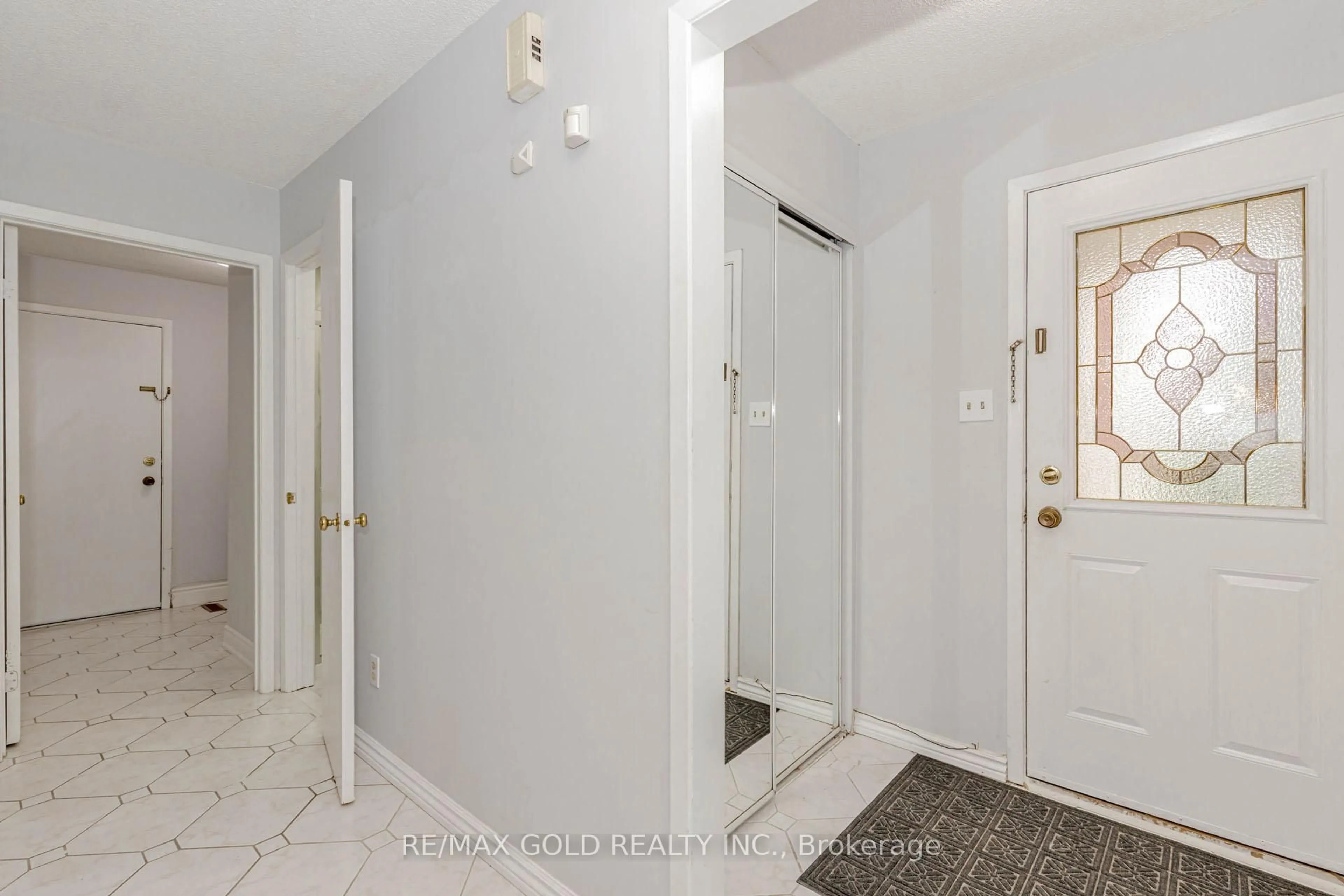 Indoor entryway for 16 Polygon Crt, Brampton Ontario L6Z 3X6