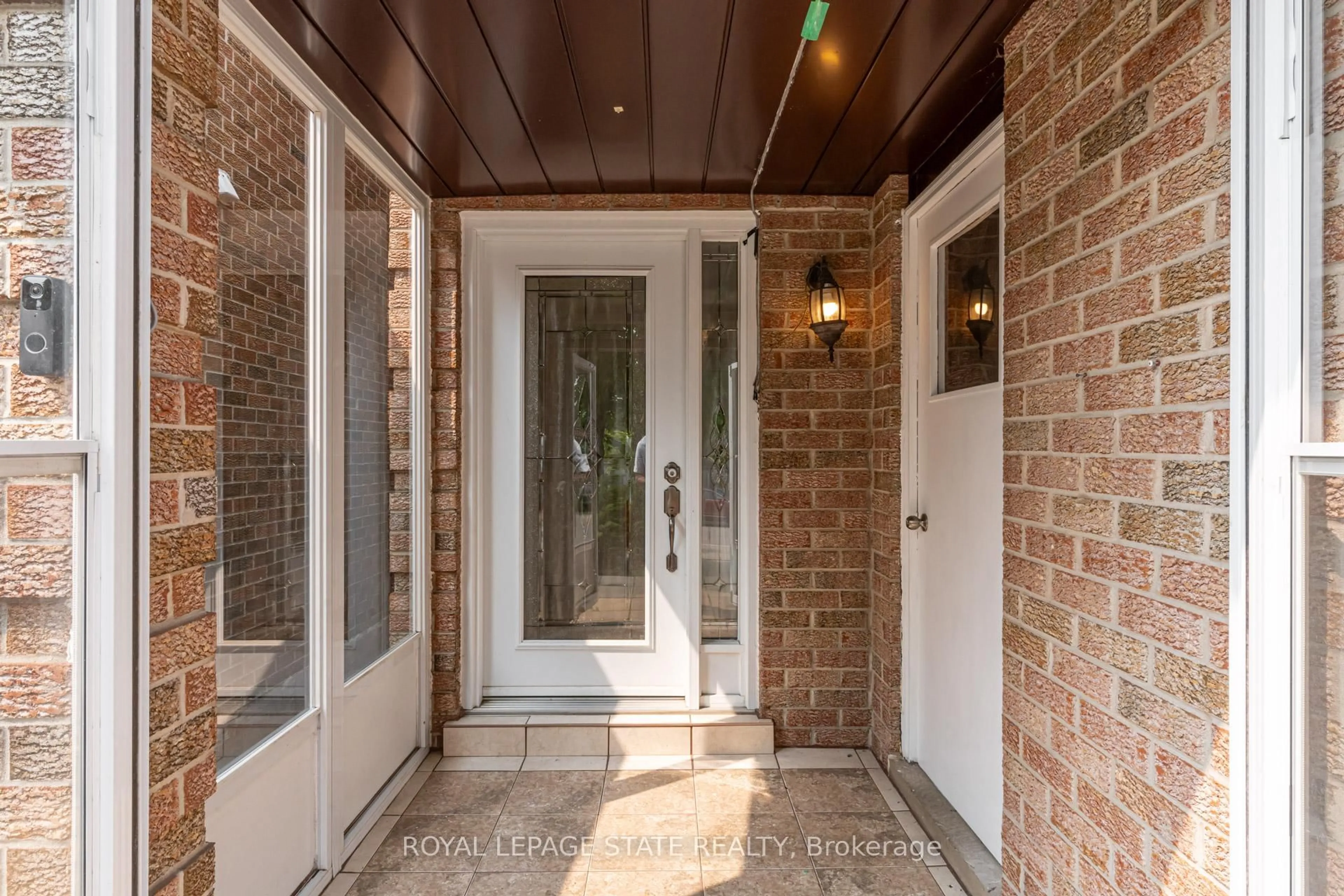 Indoor entryway for 5866 Shay Downs, Mississauga Ontario L5M 3G3