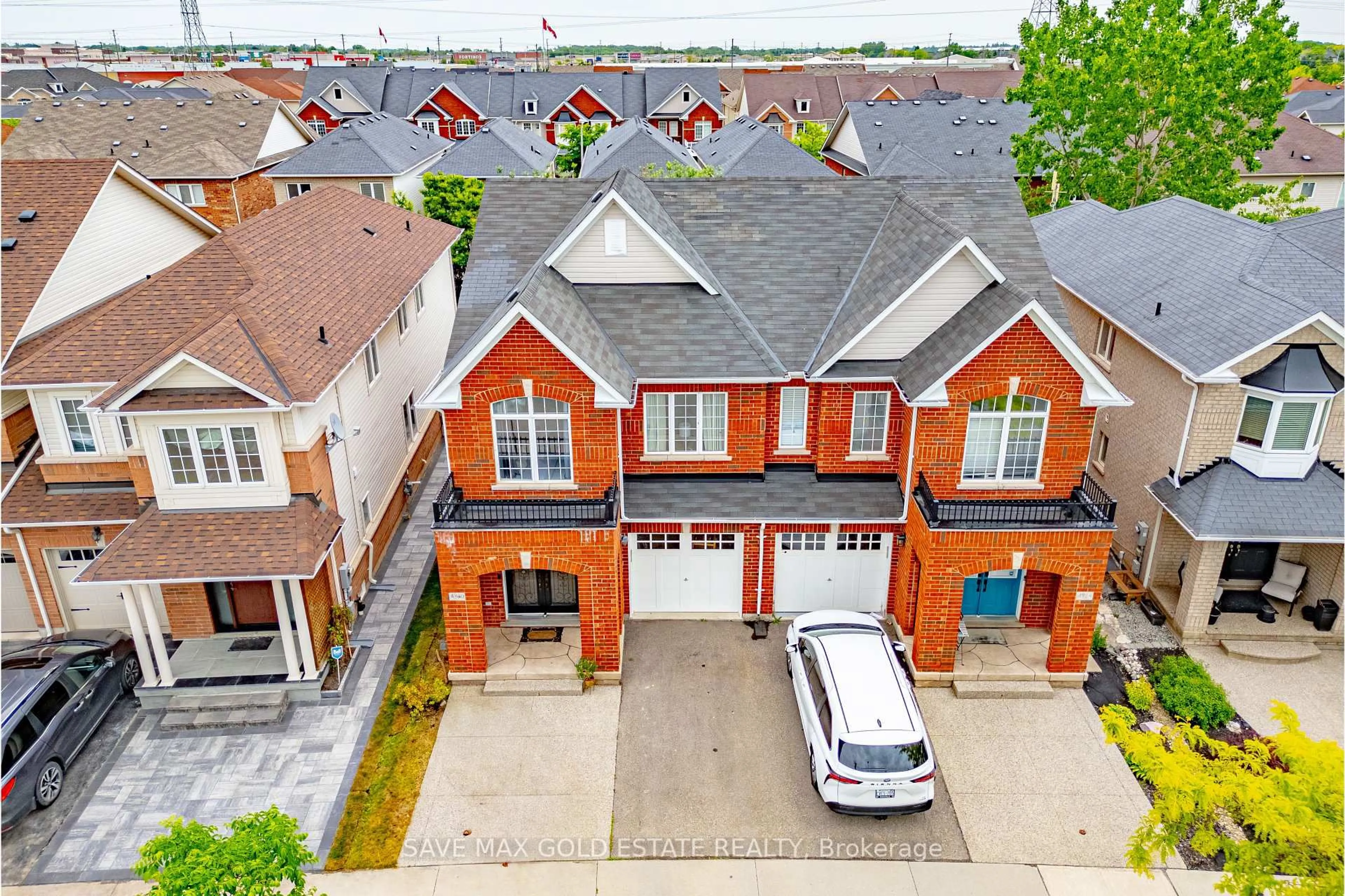 A pic from outside/outdoor area/front of a property/back of a property/a pic from drone, street for 4830 Verdi St, Burlington Ontario L7M 0H7