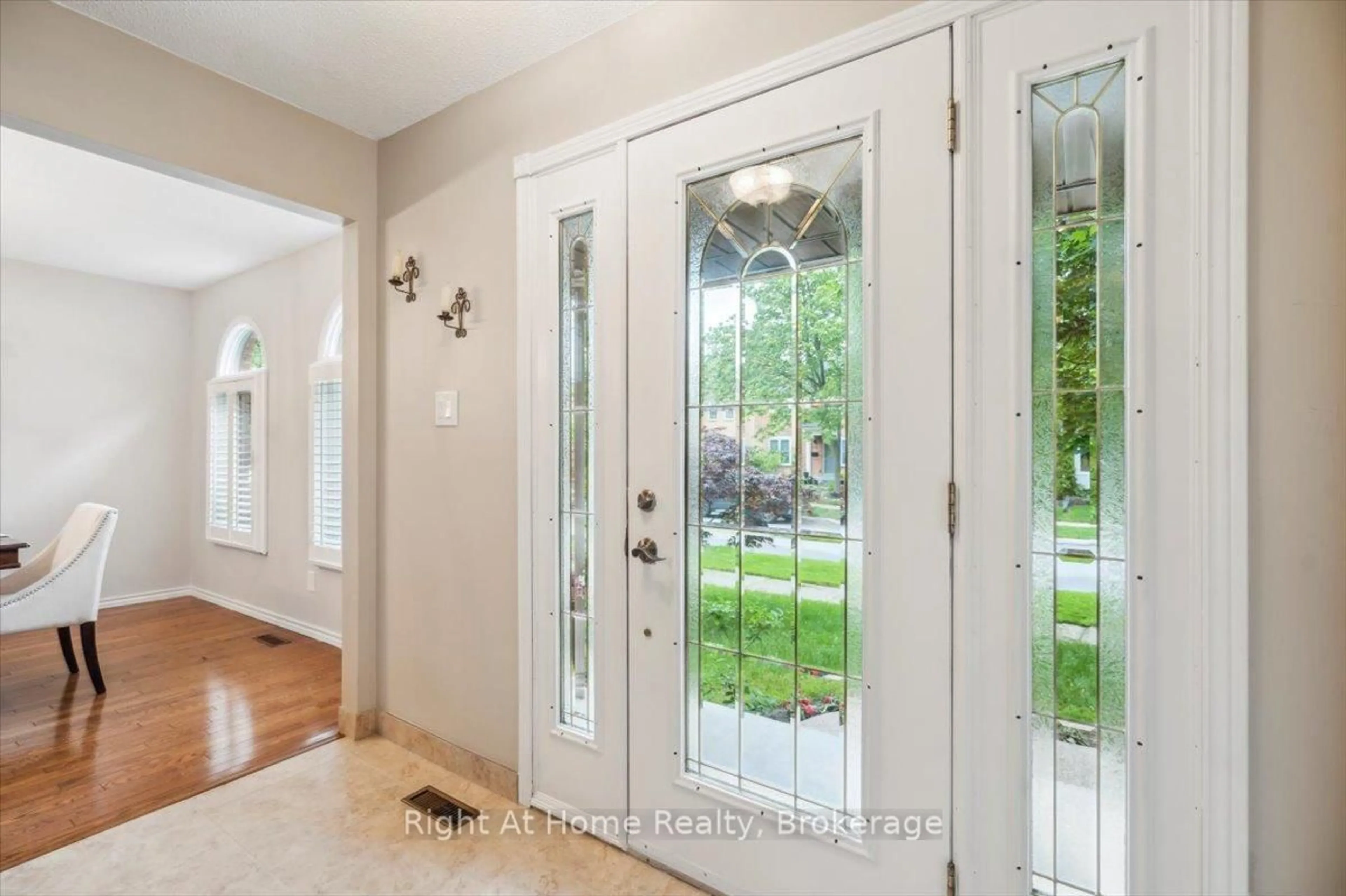 Indoor entryway for 236 O'Donoghue Ave, Oakville Ontario L6H 3W6