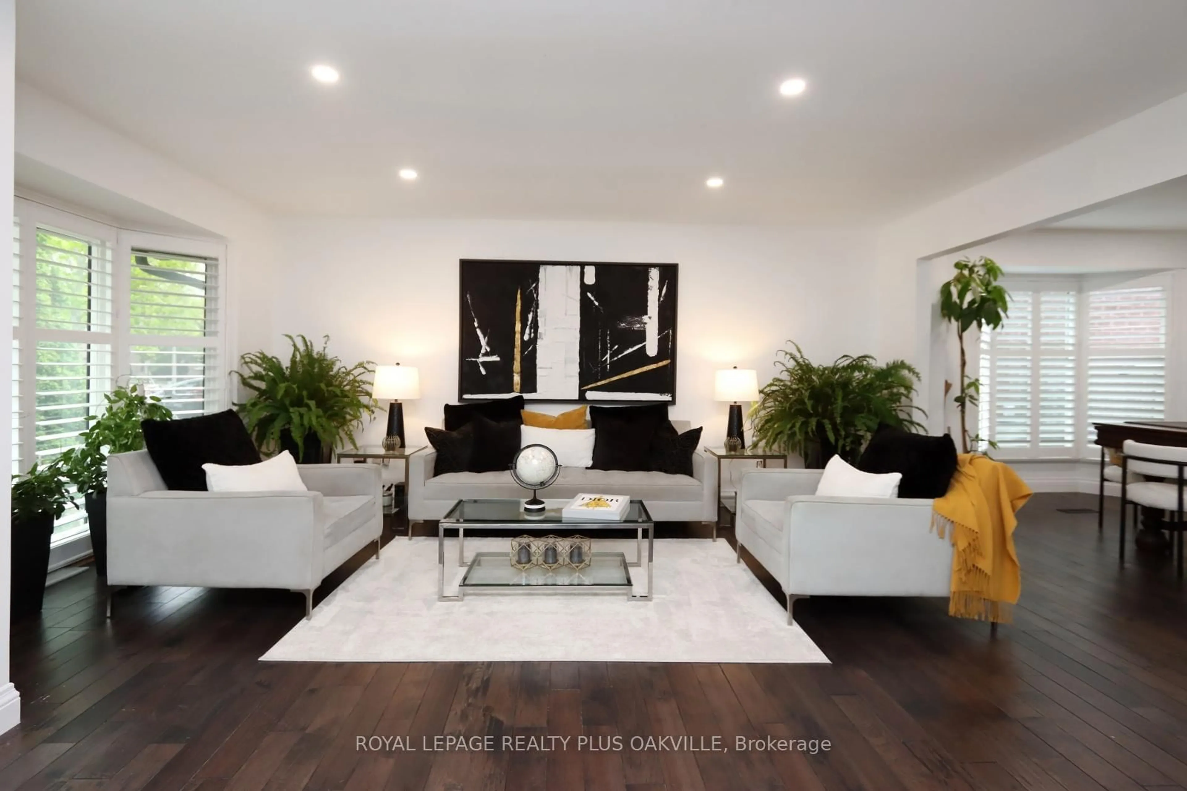 Living room with furniture, unknown for 1437 Thistledown Rd, Oakville Ontario L6M 1Z1