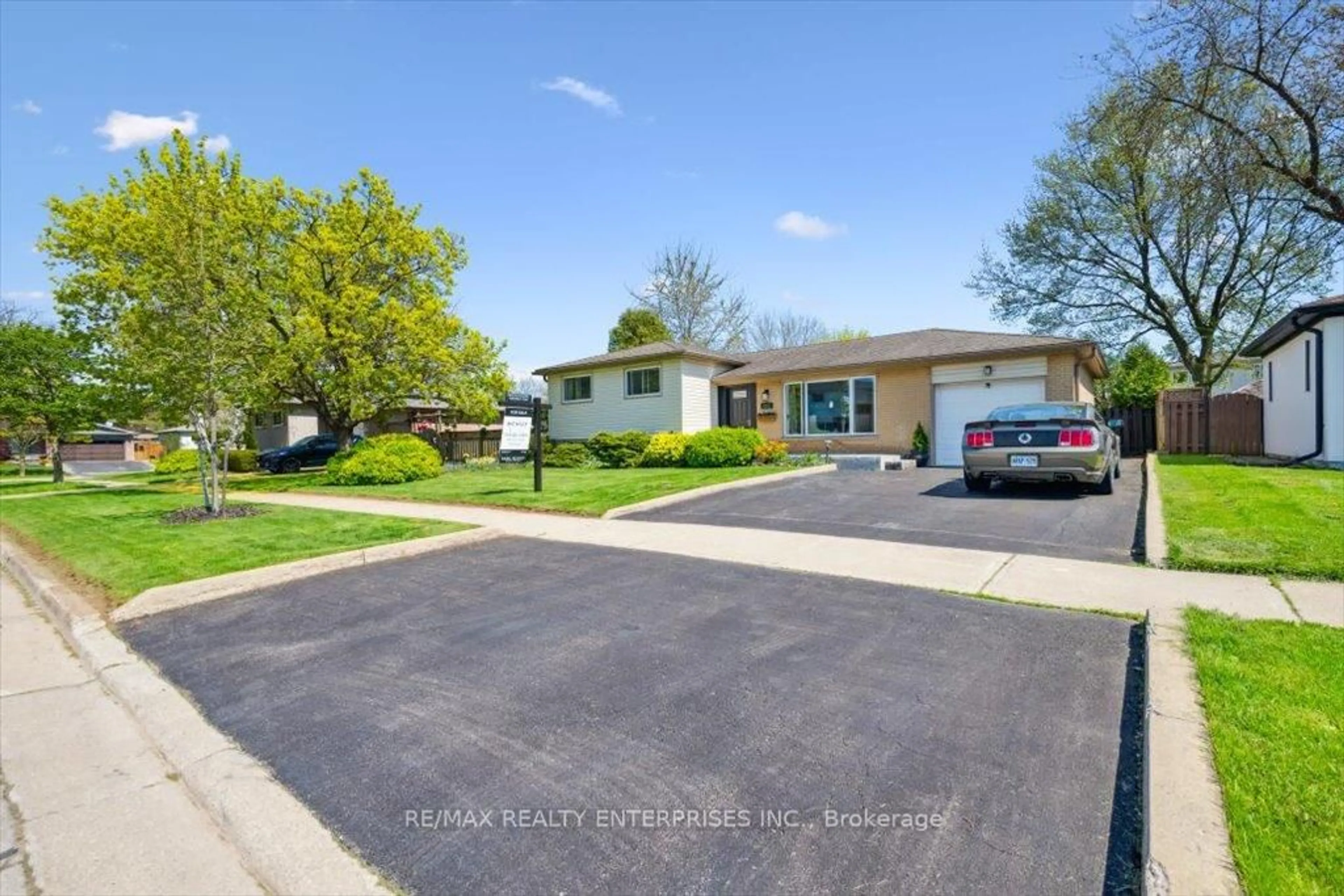 A pic from outside/outdoor area/front of a property/back of a property/a pic from drone, street for 413 Yale Cres, Oakville Ontario L6L 3L7
