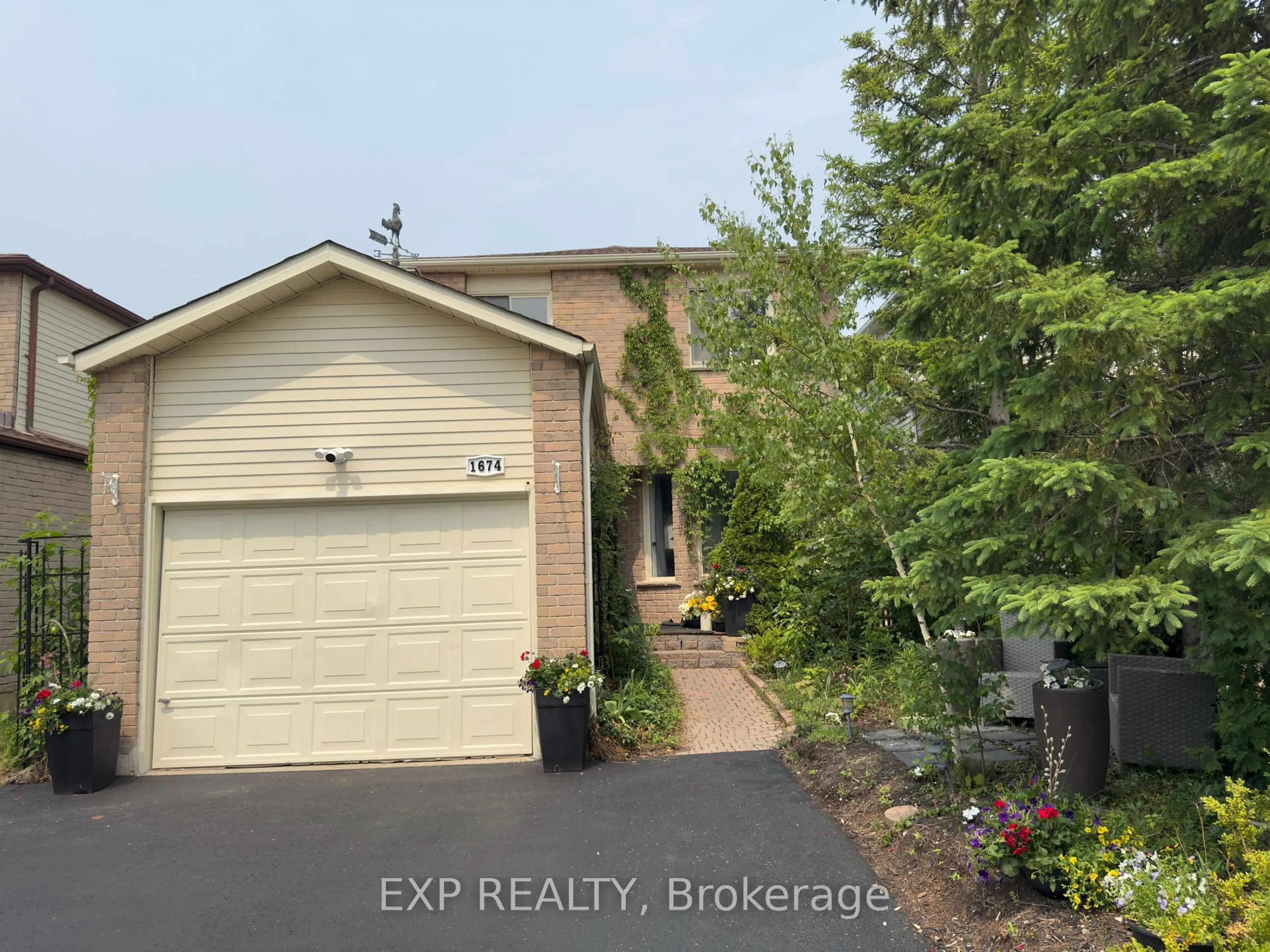 A pic from outside/outdoor area/front of a property/back of a property/a pic from drone, water/lake/river/ocean view for 1674 Princelea Pl, Mississauga Ontario L5M 3P5