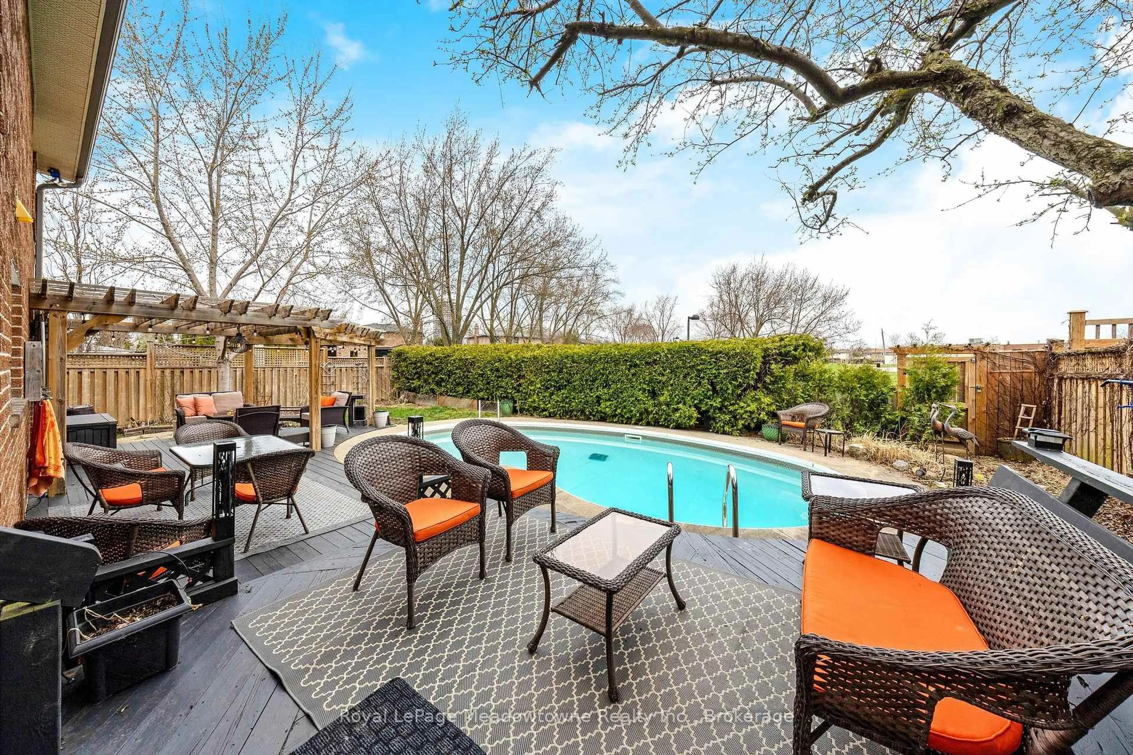 Patio, street for 738 Robertson Cres, Milton Ontario L9T 4W4
