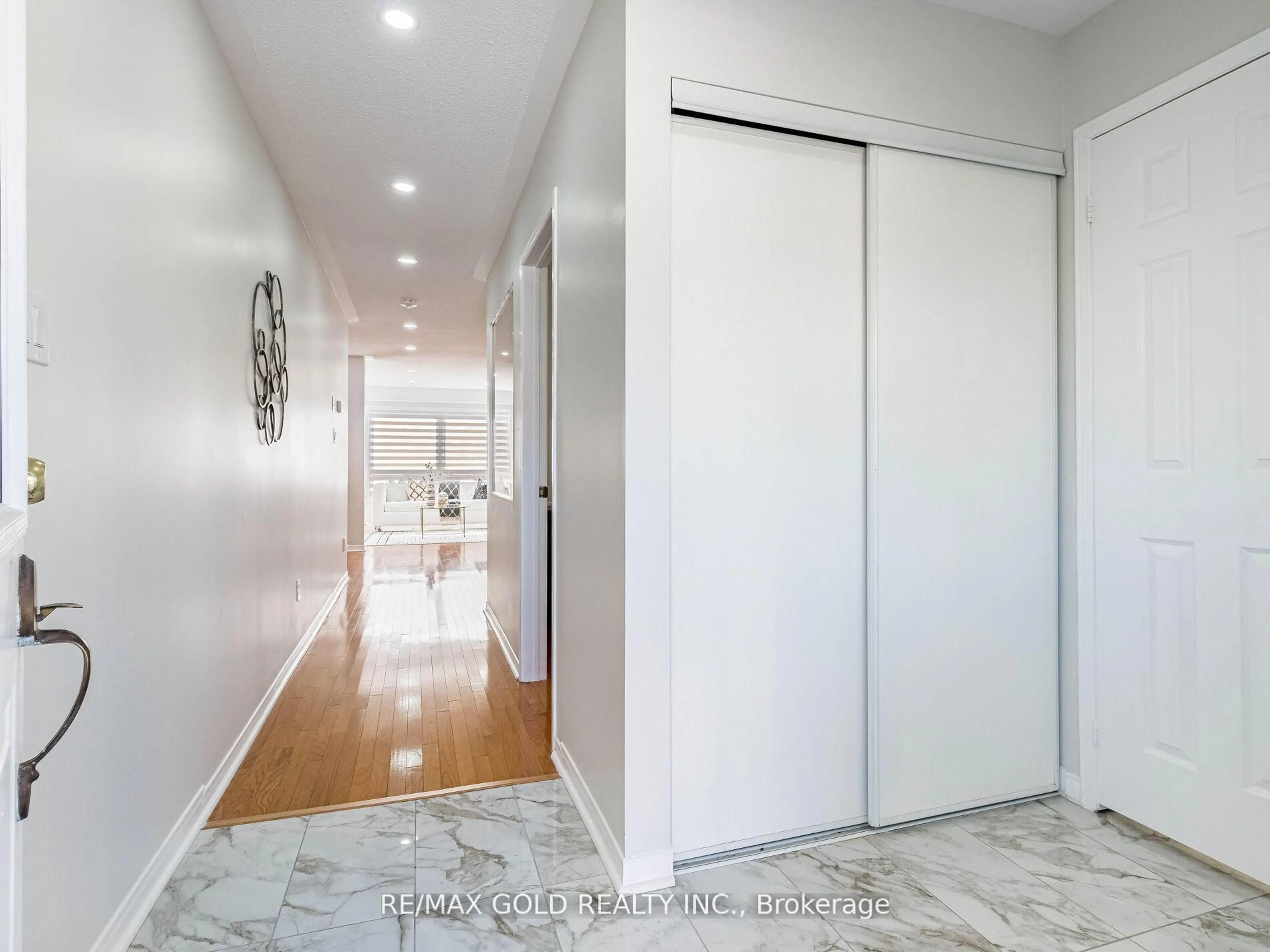 Indoor foyer for 10 Chestermere Cres, Brampton Ontario L7A 2A4