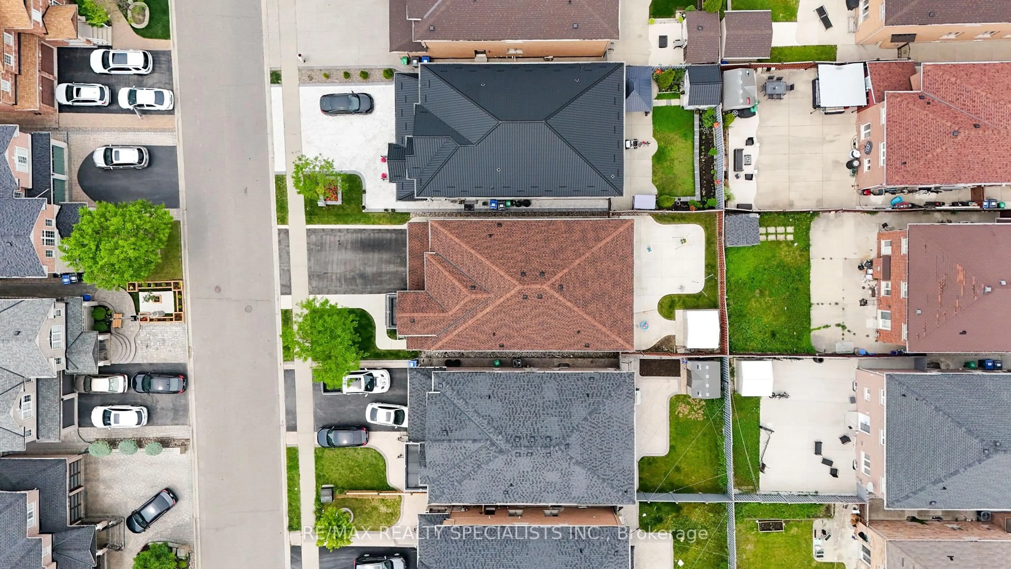 A pic from outside/outdoor area/front of a property/back of a property/a pic from drone, unknown for 54 Dovehaven Cres, Brampton Ontario L6P 2N8