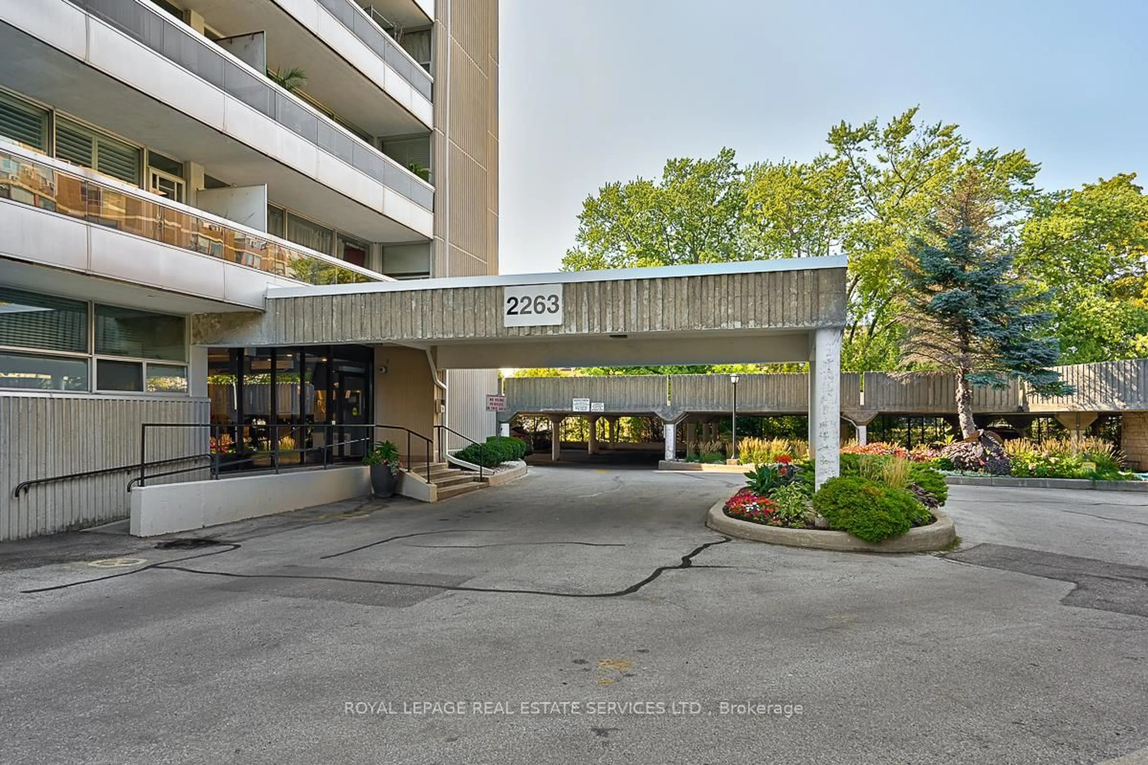 Indoor foyer for 2263 Marine Dr #808, Oakville Ontario L6L 5K1