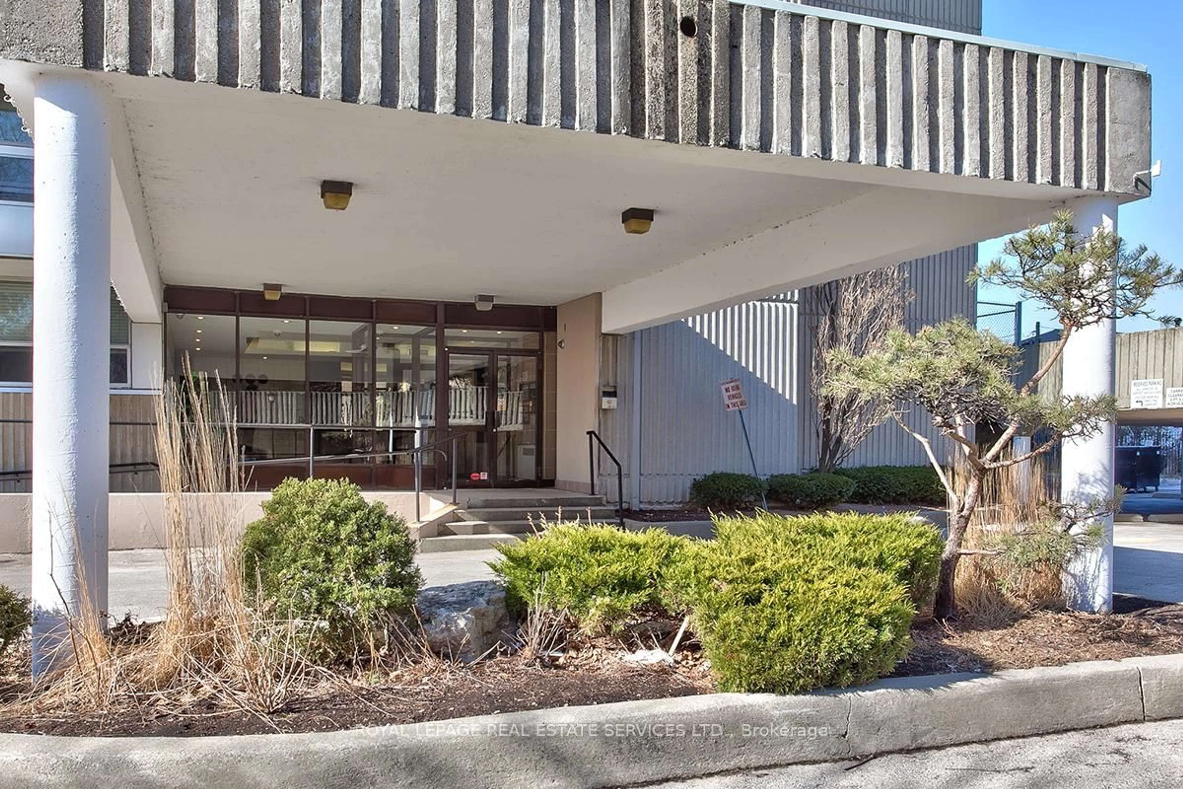 Indoor foyer for 2263 Marine Dr #808, Oakville Ontario L6L 5K1
