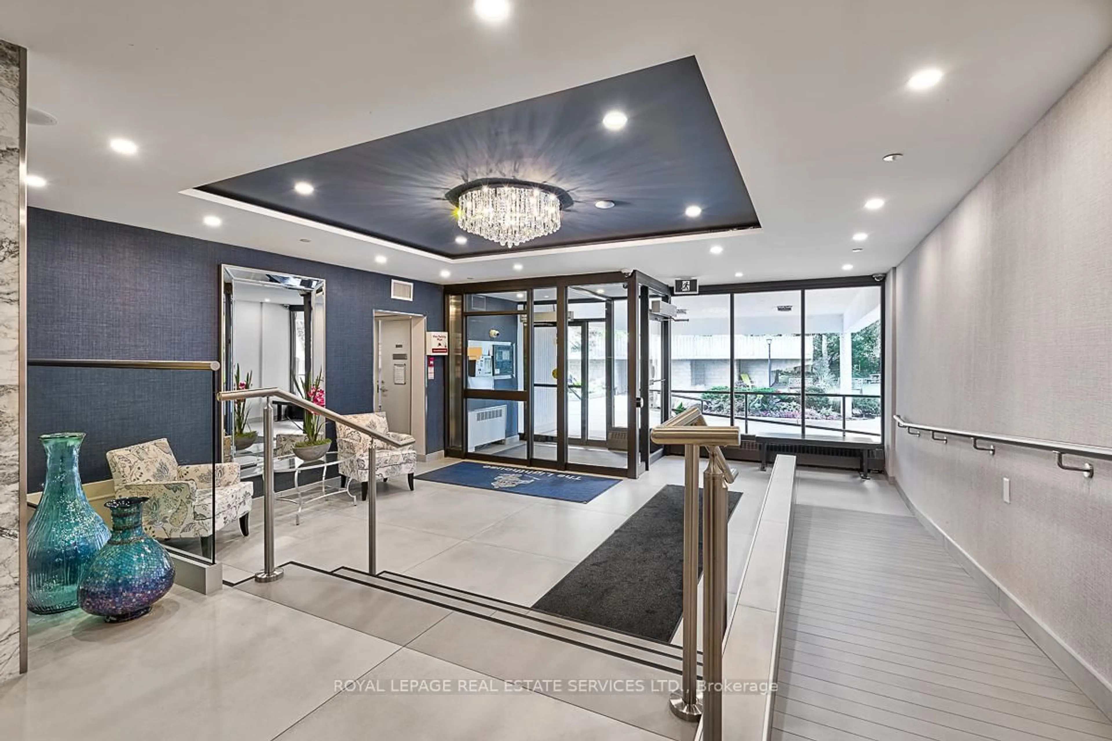 Indoor foyer for 2263 Marine Dr #808, Oakville Ontario L6L 5K1