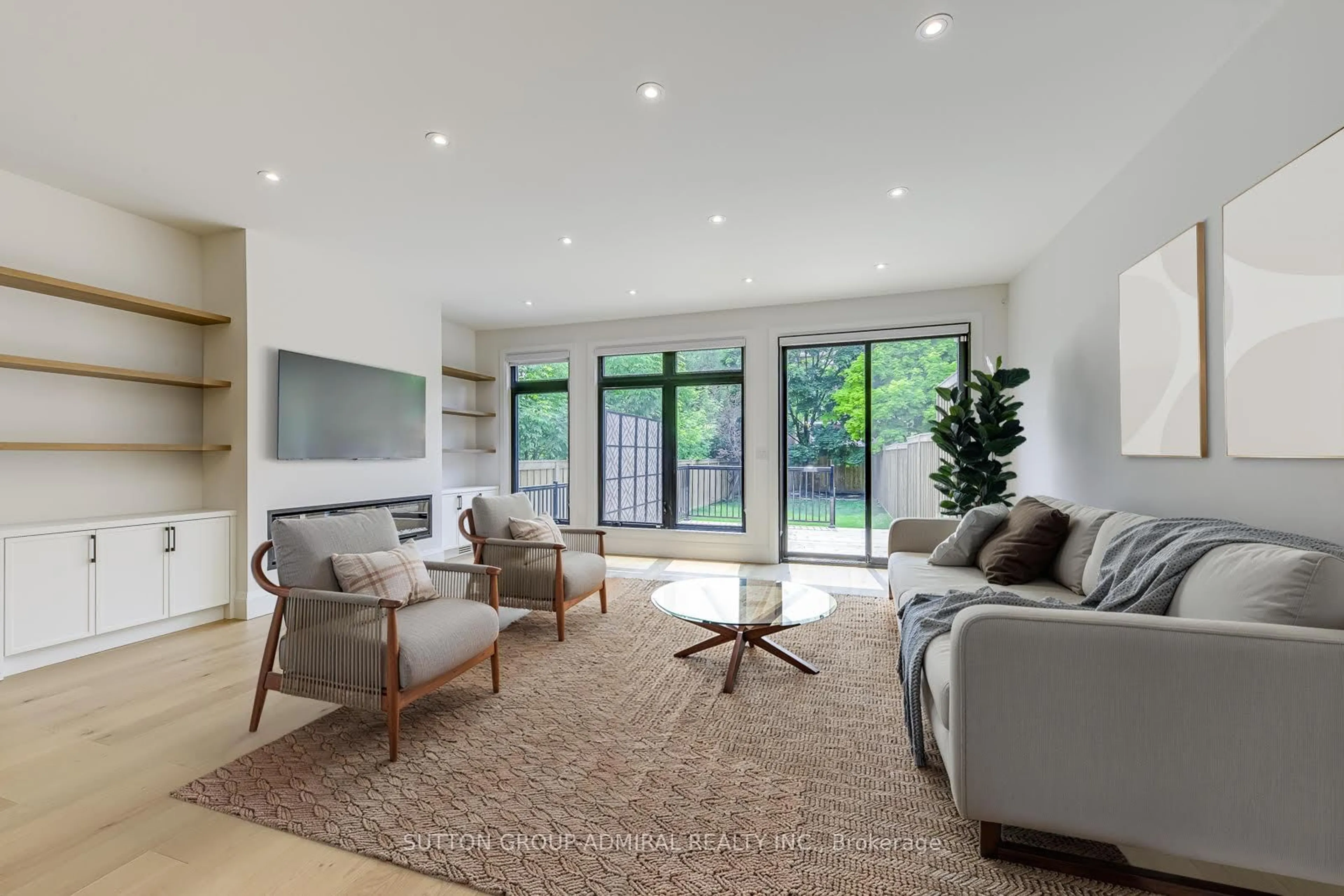 Living room with furniture, unknown for 1026 Roosevelt Rd, Mississauga Ontario L5G 3Y8