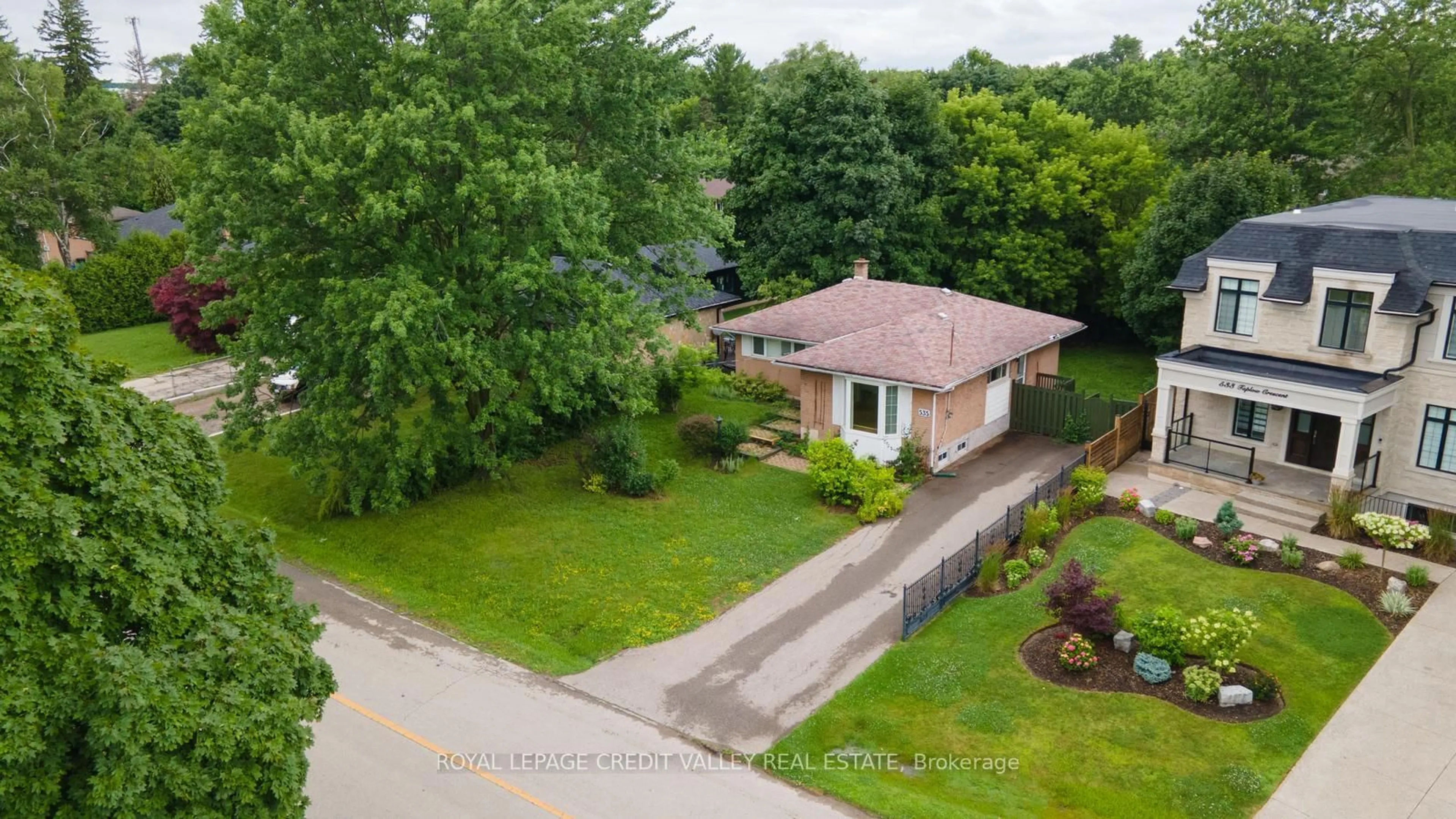 A pic from outside/outdoor area/front of a property/back of a property/a pic from drone, street for 535 Taplow Cres, Oakville Ontario L6L 4V9