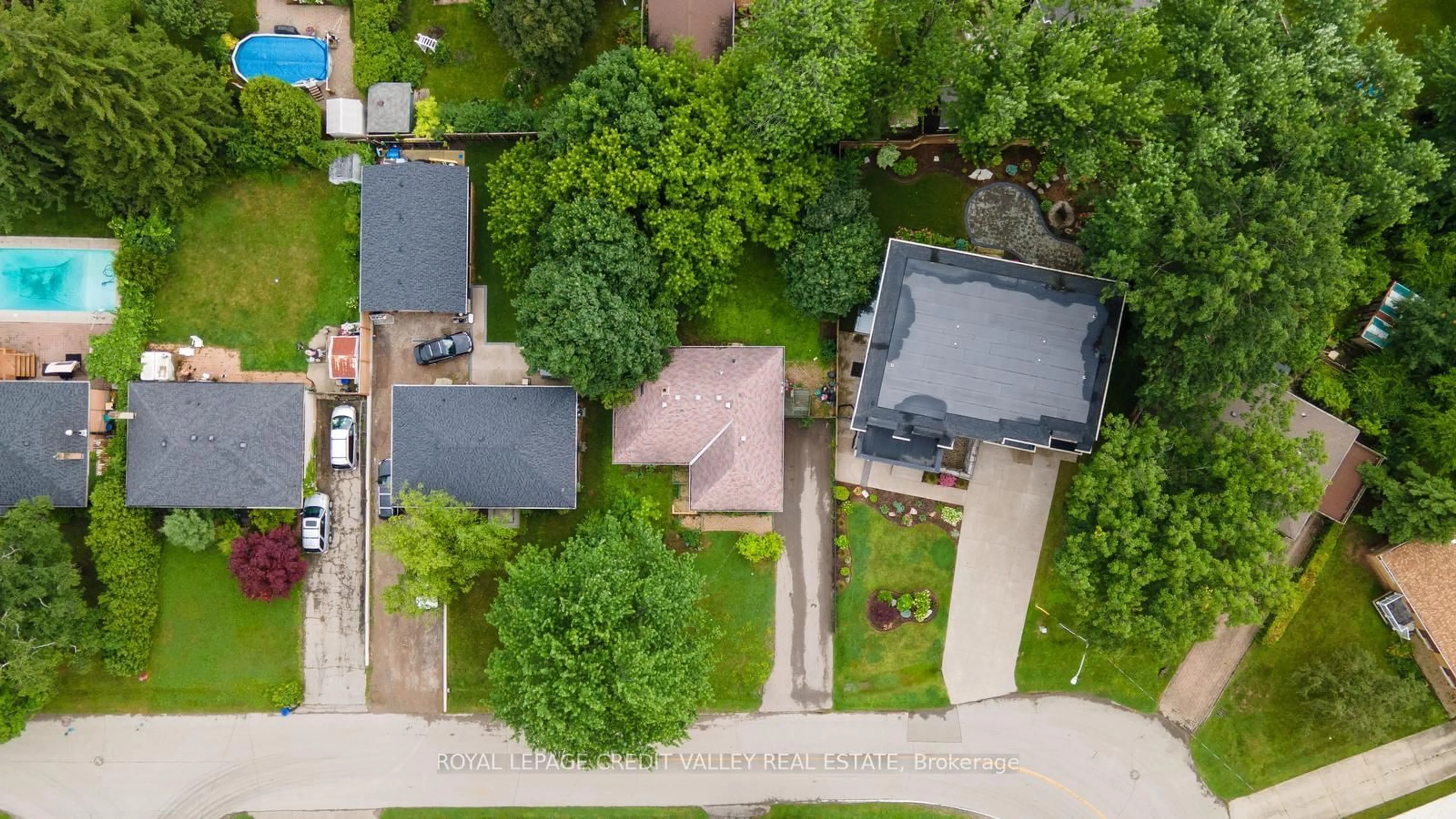 A pic from outside/outdoor area/front of a property/back of a property/a pic from drone, street for 535 Taplow Cres, Oakville Ontario L6L 4V9