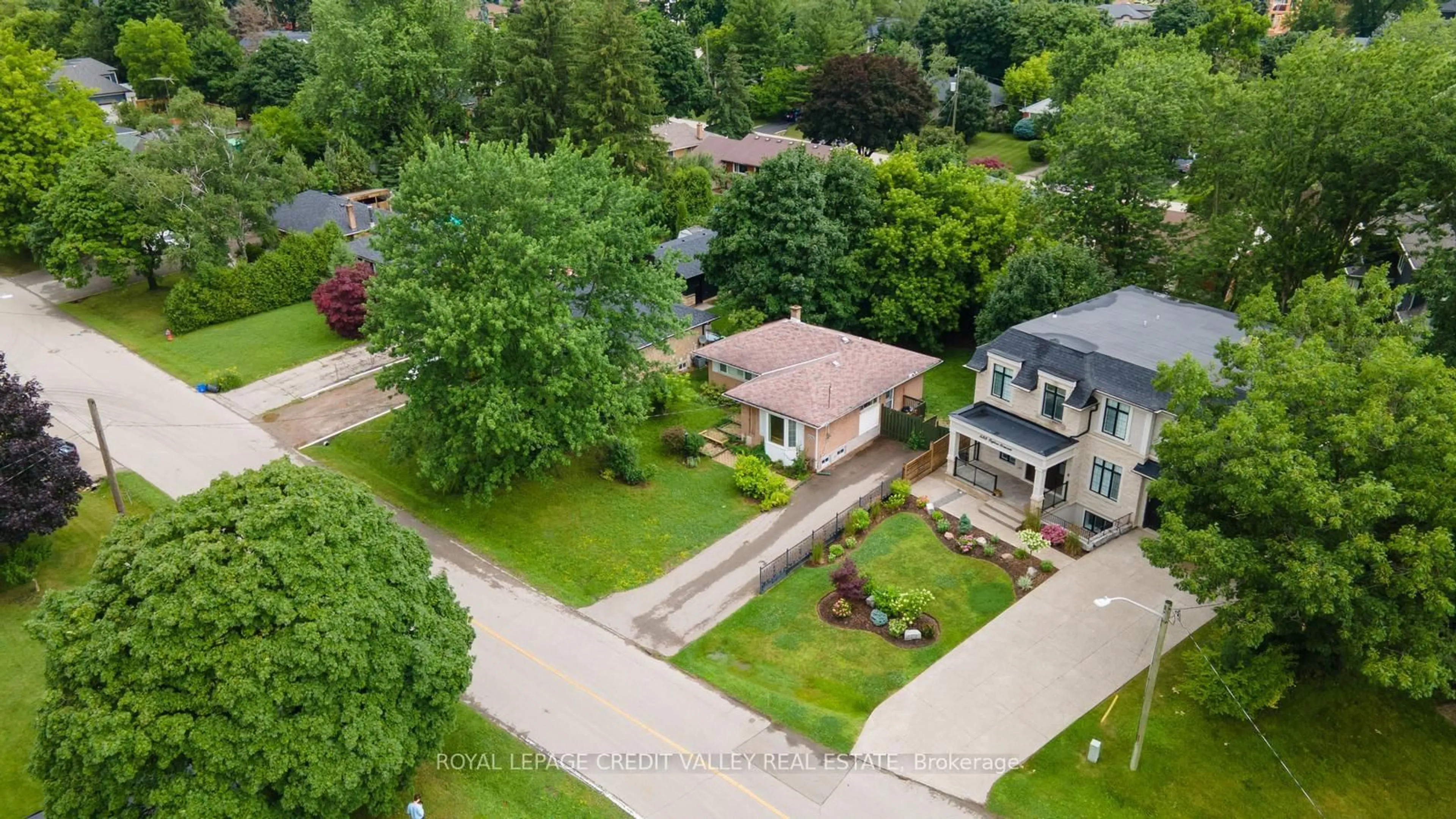 A pic from outside/outdoor area/front of a property/back of a property/a pic from drone, street for 535 Taplow Cres, Oakville Ontario L6L 4V9