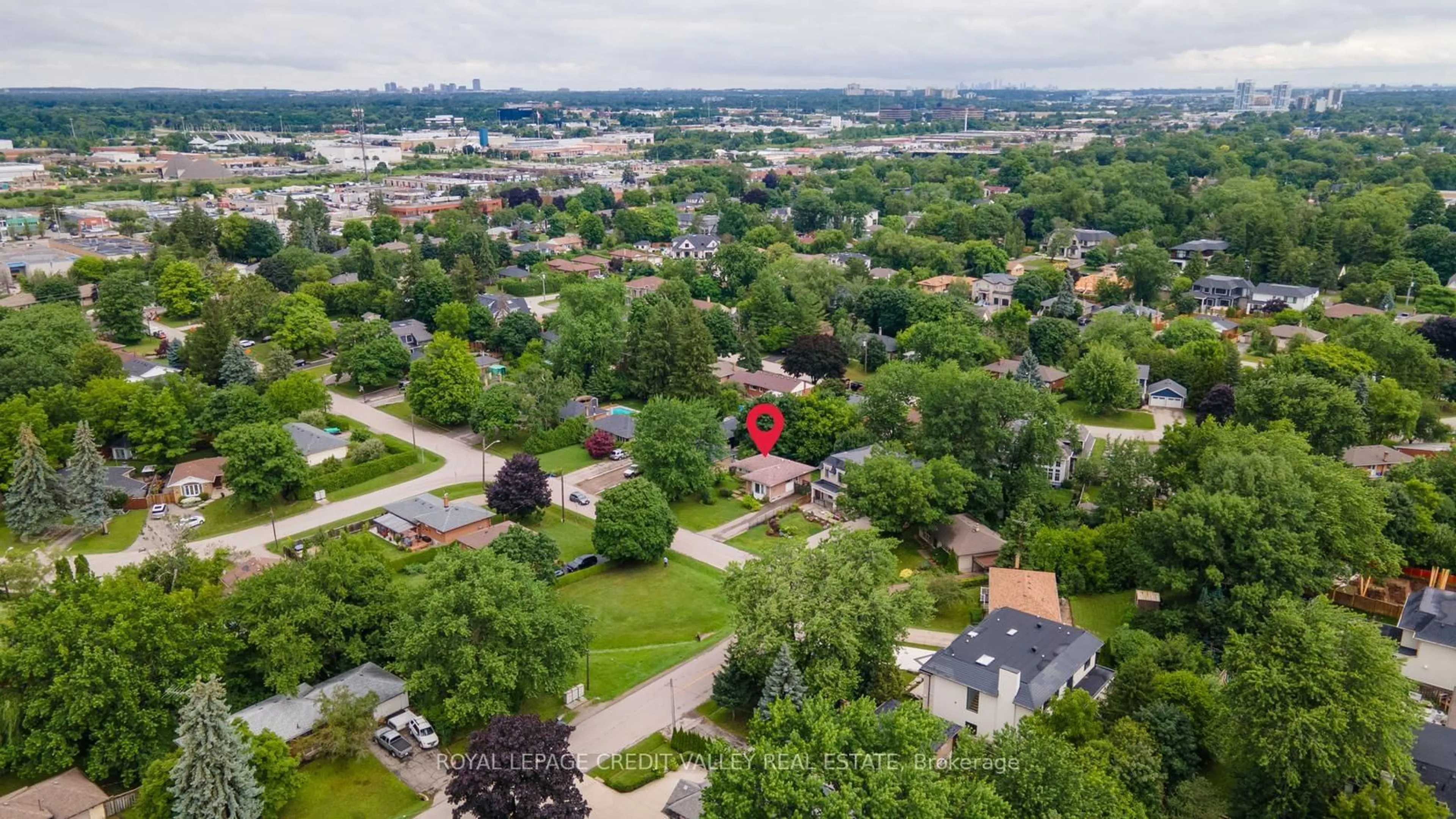 A pic from outside/outdoor area/front of a property/back of a property/a pic from drone, city buildings view from balcony for 535 Taplow Cres, Oakville Ontario L6L 4V9