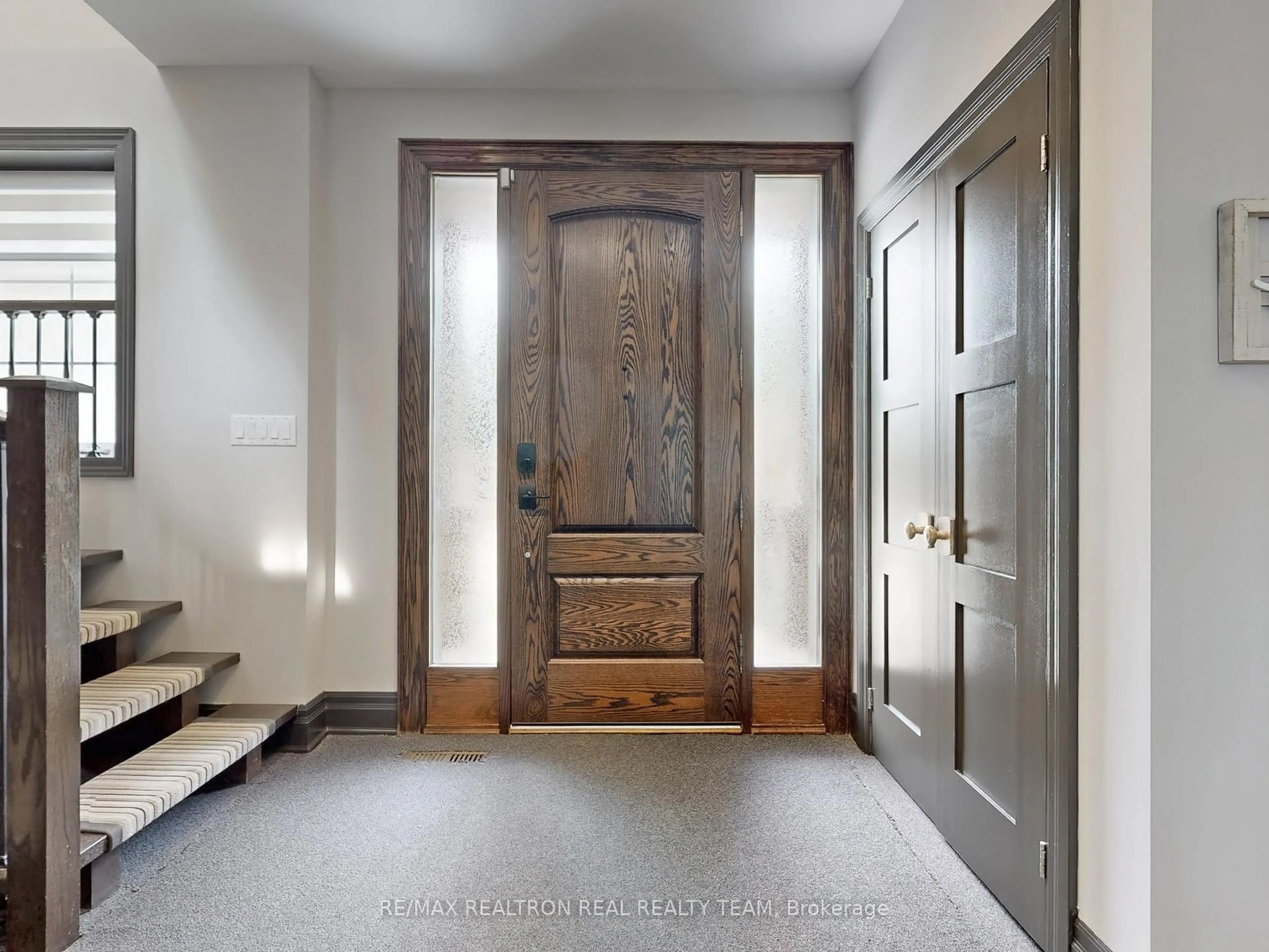 Indoor entryway for 72 Burrows Ave, Toronto Ontario M9B 4X1