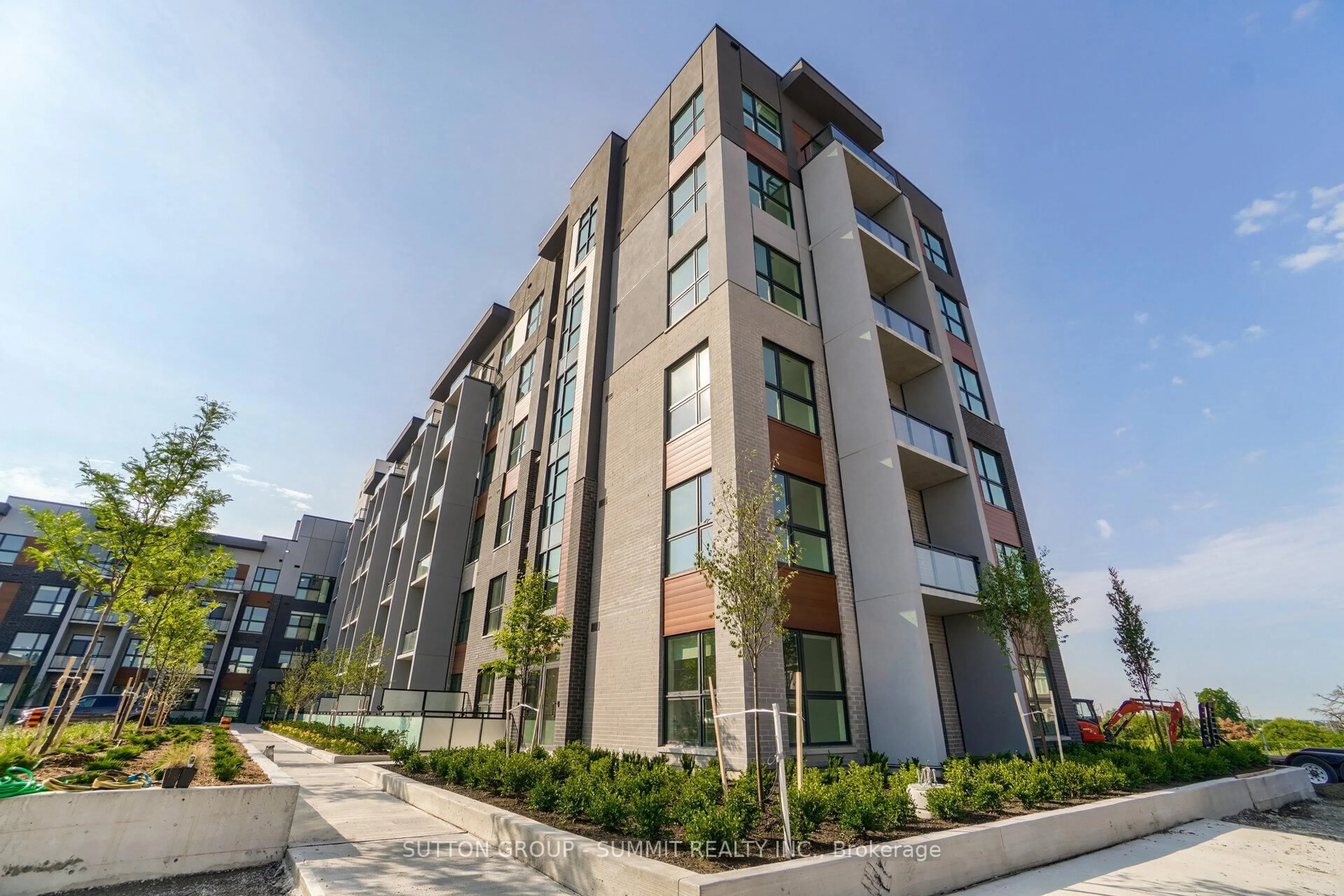 Patio, building for 95 DUNDAS St #210, Oakville Ontario L6N 5N4