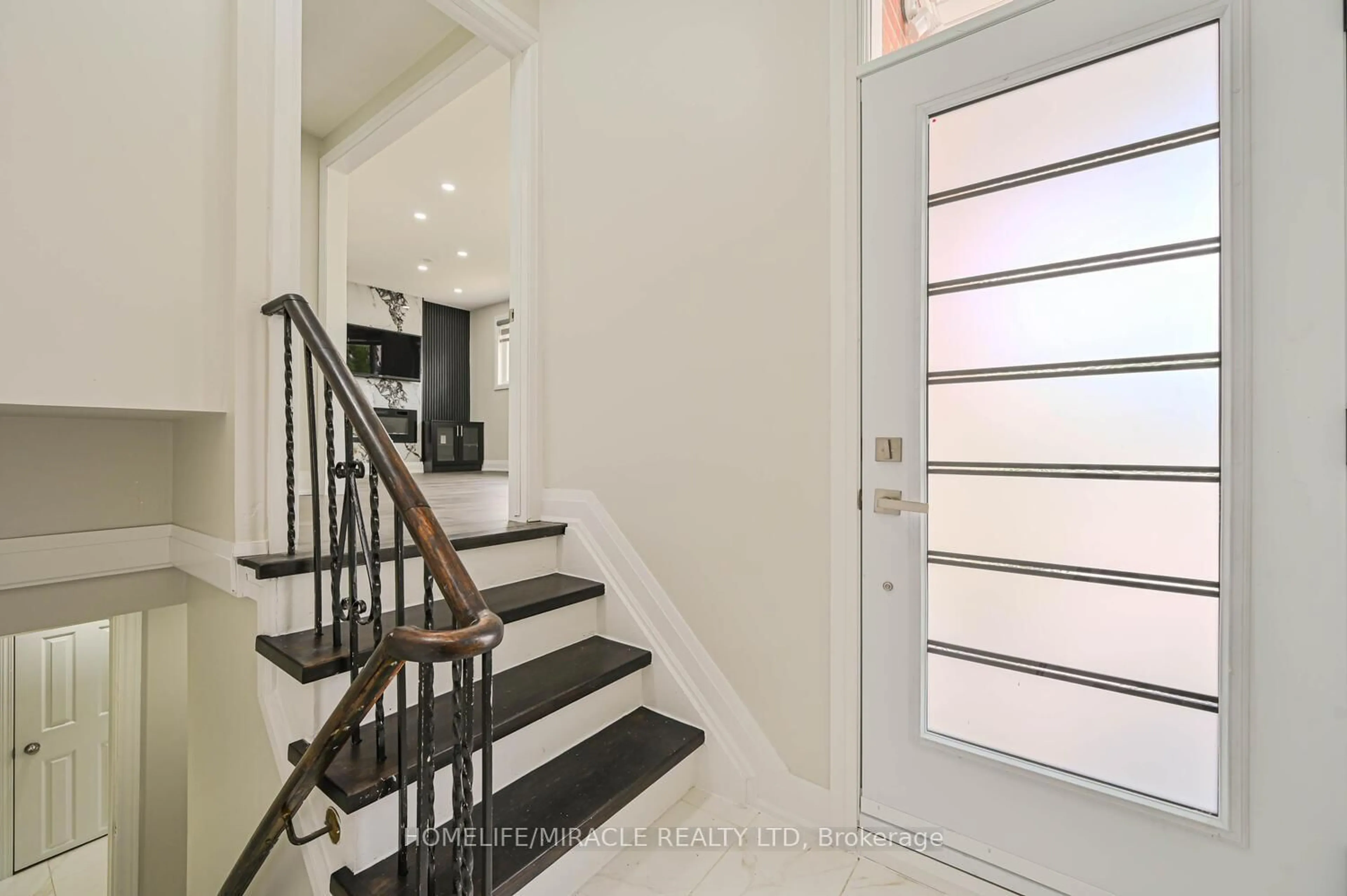 Indoor entryway for 159 Taysham Cres, Toronto Ontario M9V 1X4