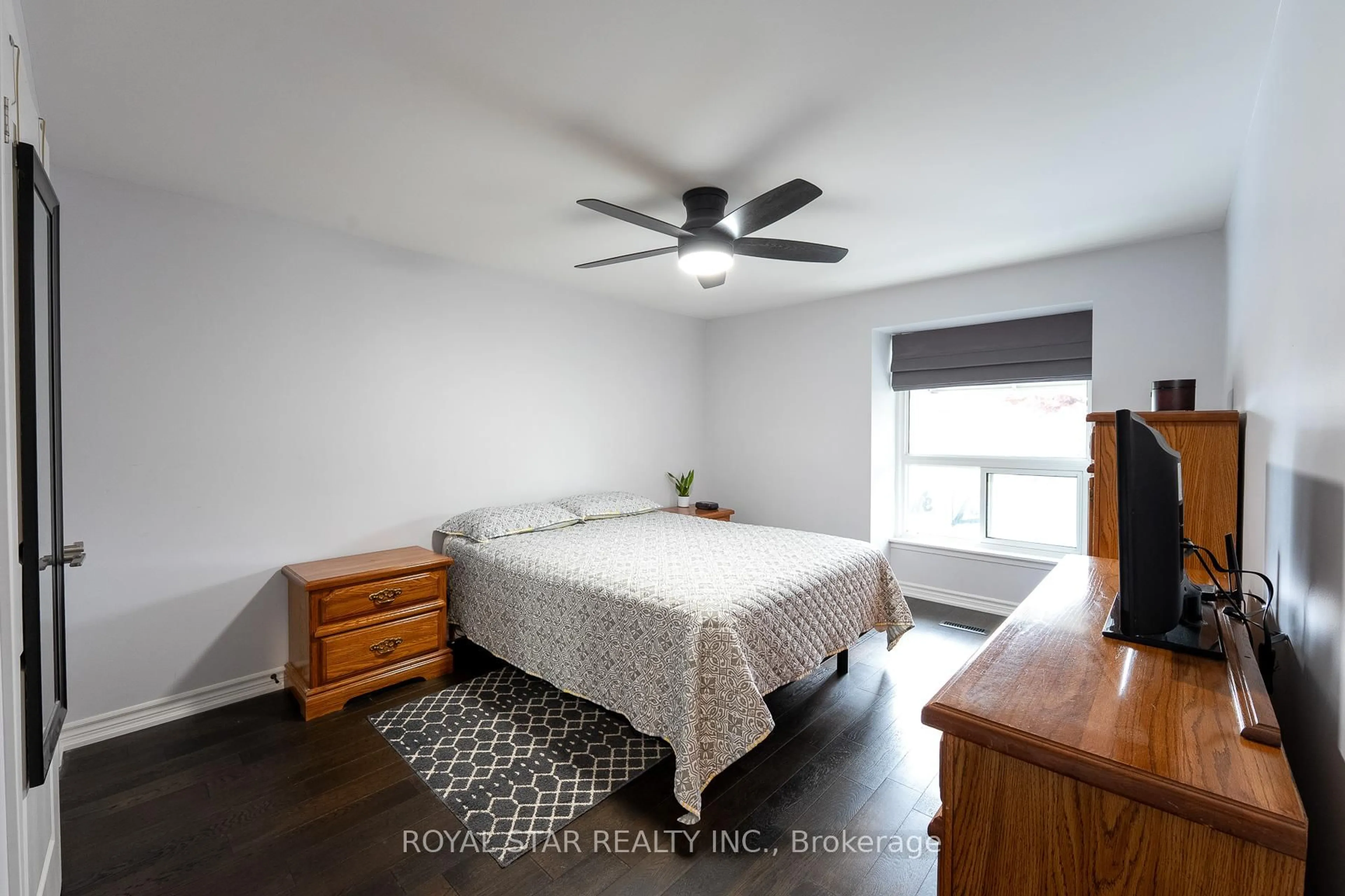 Bedroom with bed, unknown for 74 Glebe Cres, Brampton Ontario L6S 1G1