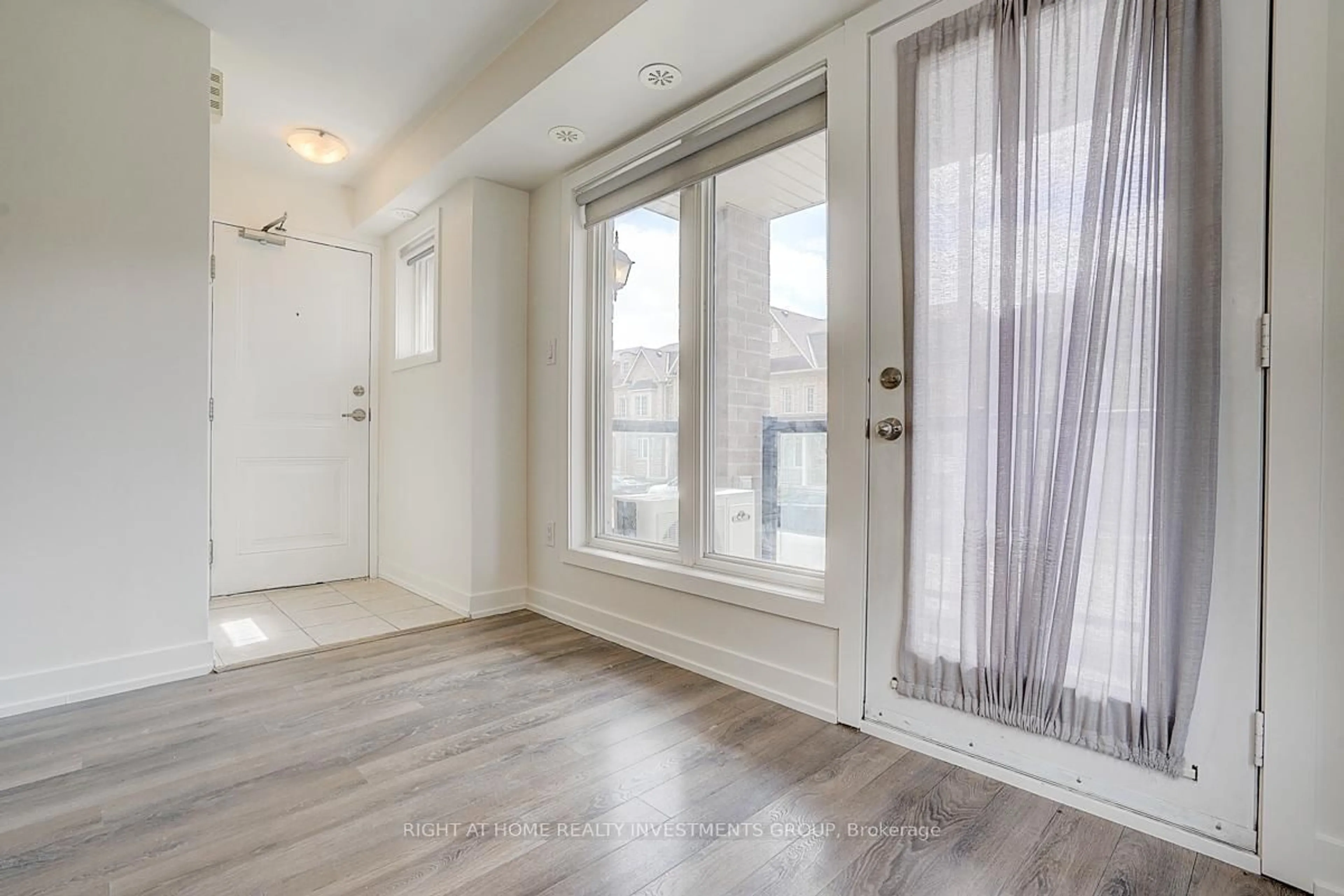 Indoor entryway for 100 Parrotta Dr #116, Toronto Ontario M9M 0B5