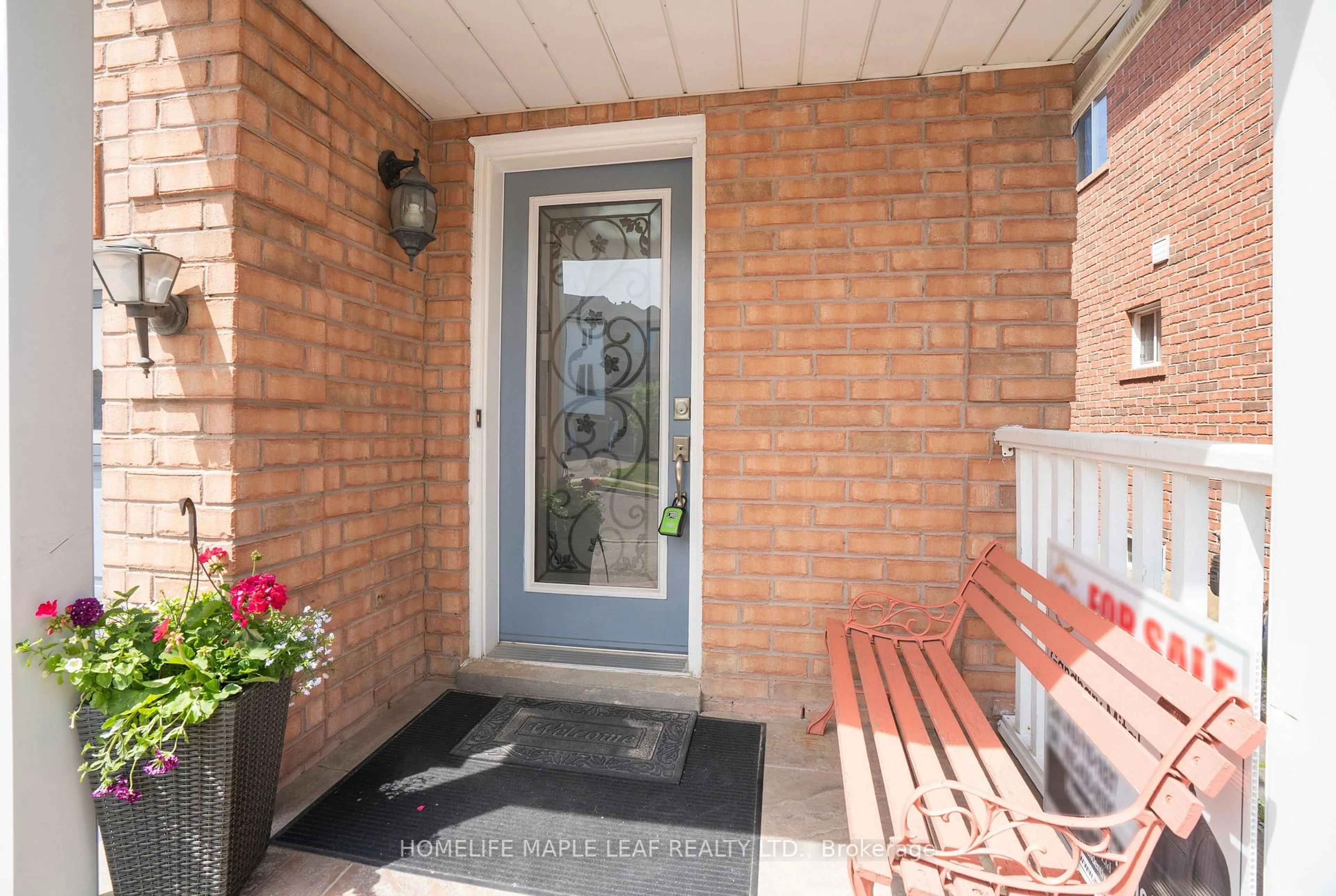 Indoor entryway for 44 Wilmont Crt, Brampton Ontario L6X 4Z6
