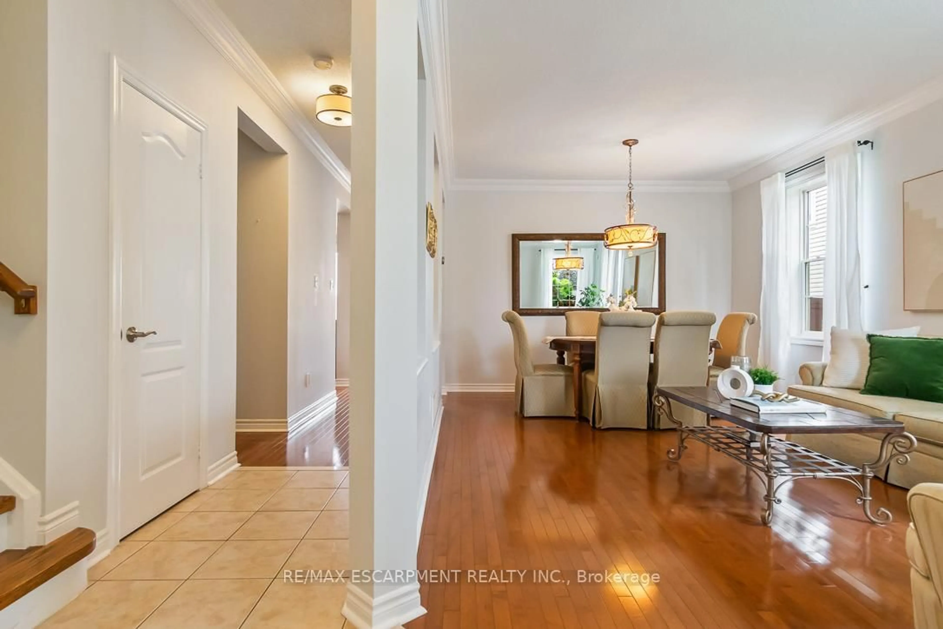 Indoor entryway for 7107 Appletree Lane, Mississauga Ontario L5W 1W5