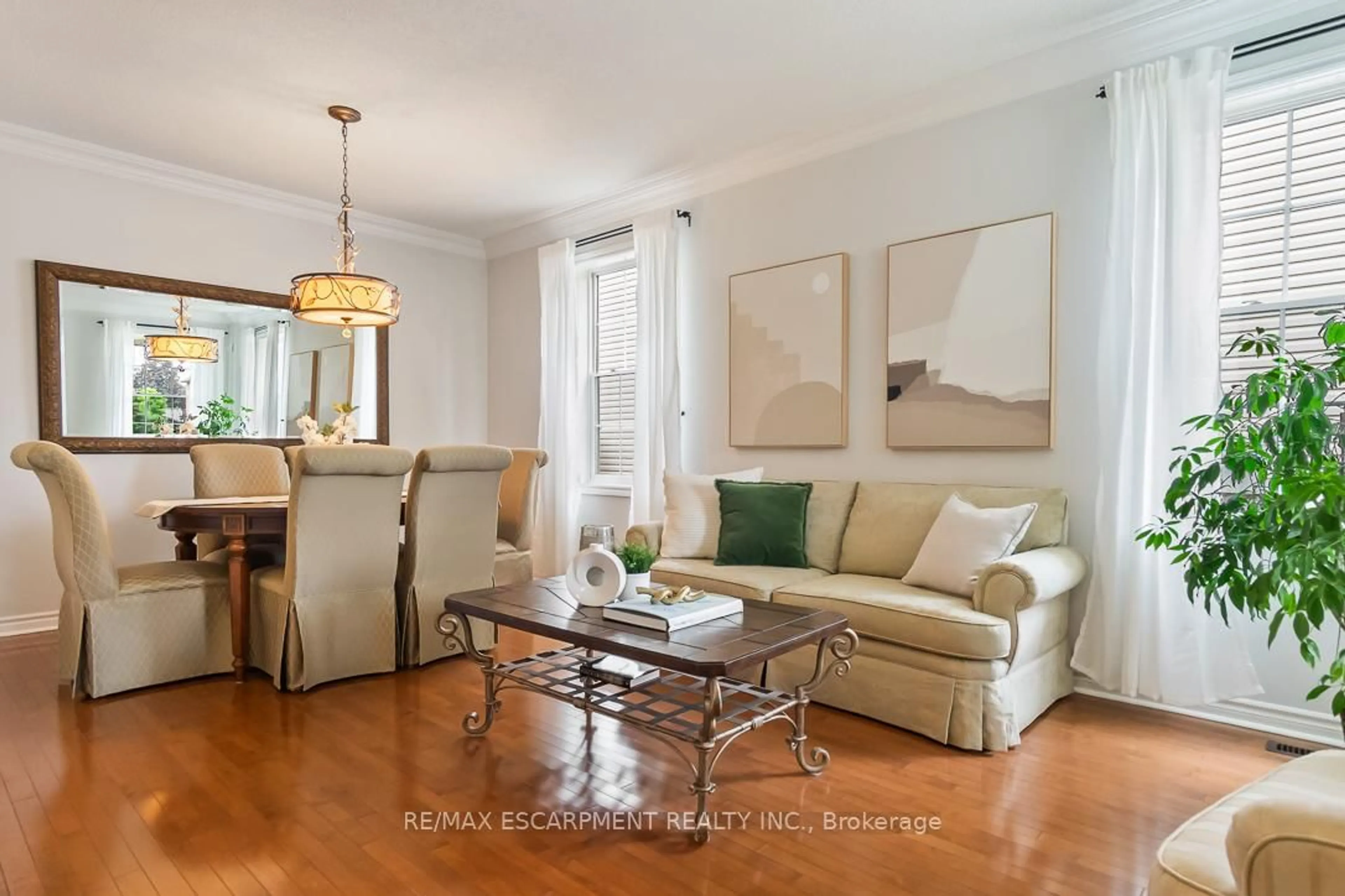 Living room with furniture, wood/laminate floor for 7107 Appletree Lane, Mississauga Ontario L5W 1W5