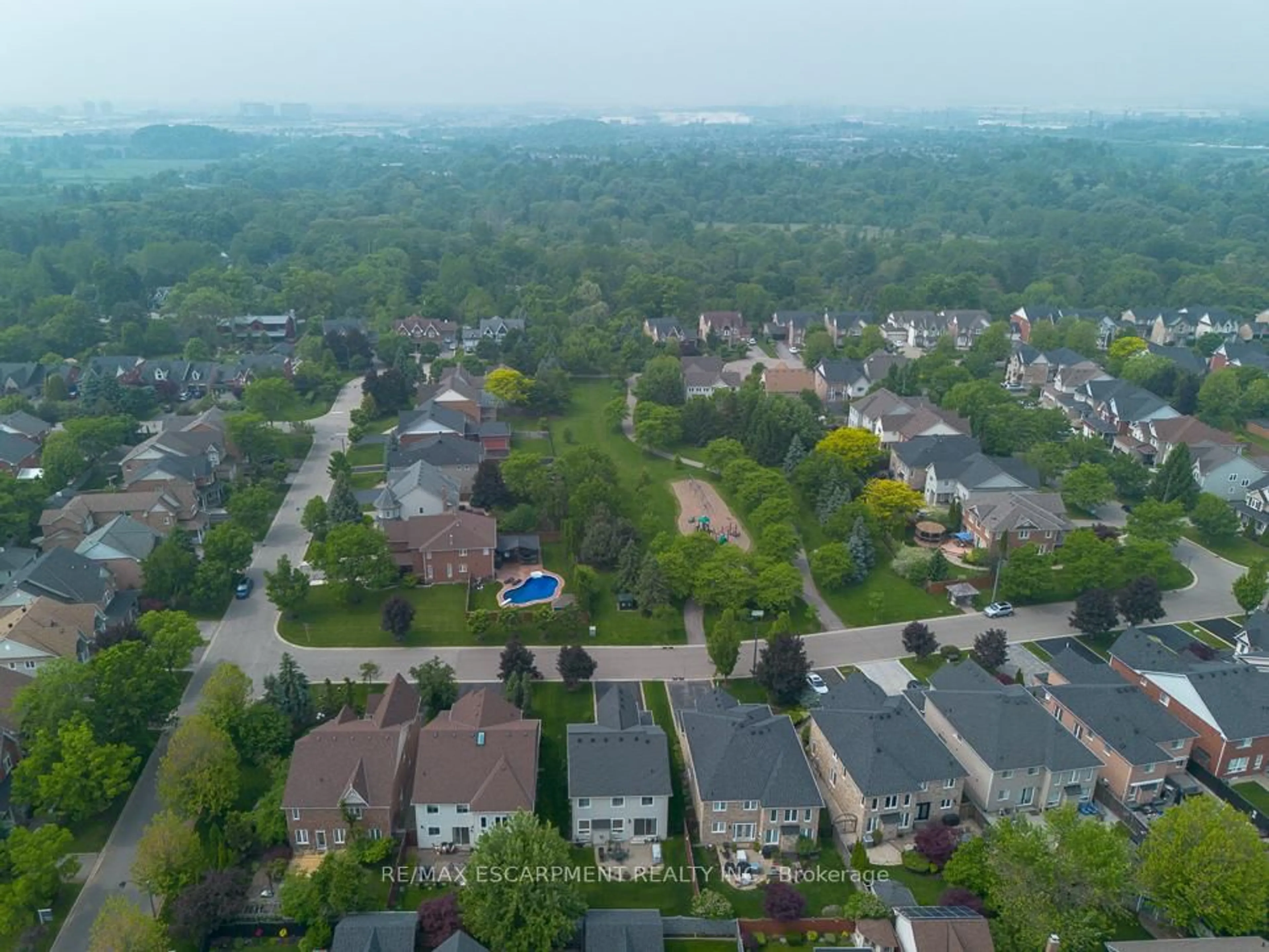 A pic from outside/outdoor area/front of a property/back of a property/a pic from drone, unknown for 7107 Appletree Lane, Mississauga Ontario L5W 1W5