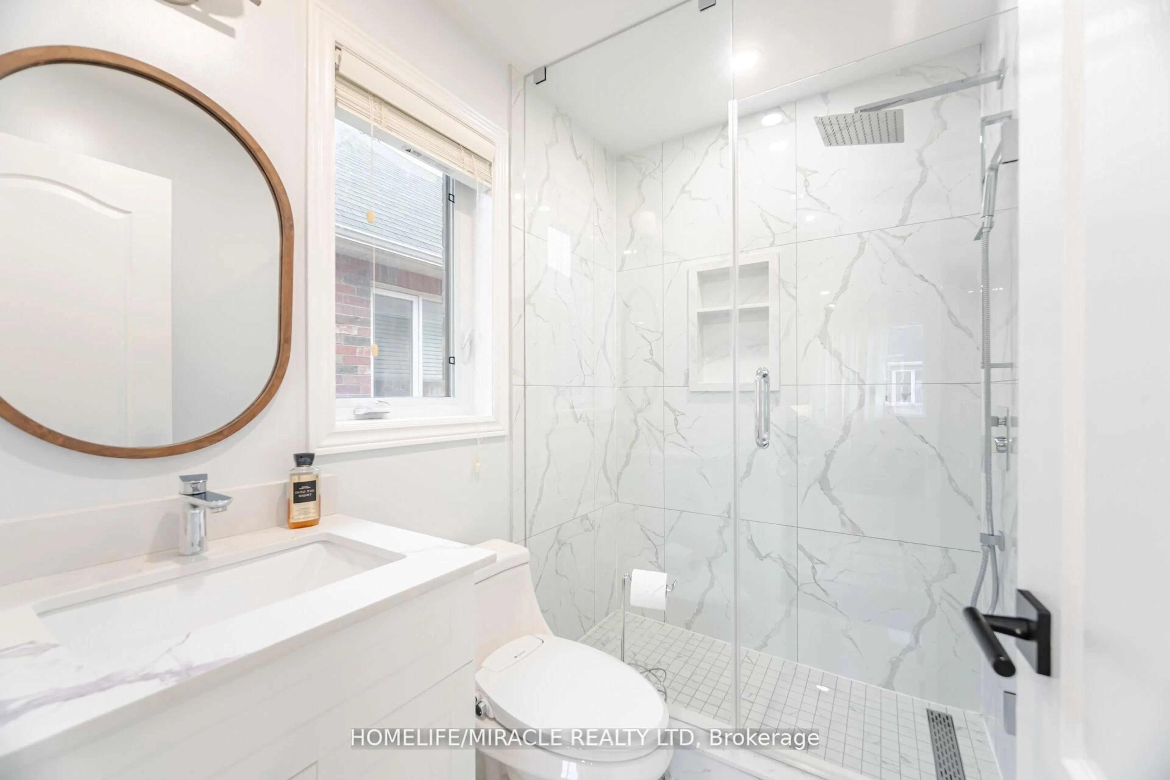 Contemporary bathroom, ceramic/tile floor for 3278 Paul Henderson Dr, Mississauga Ontario L5M 0H3