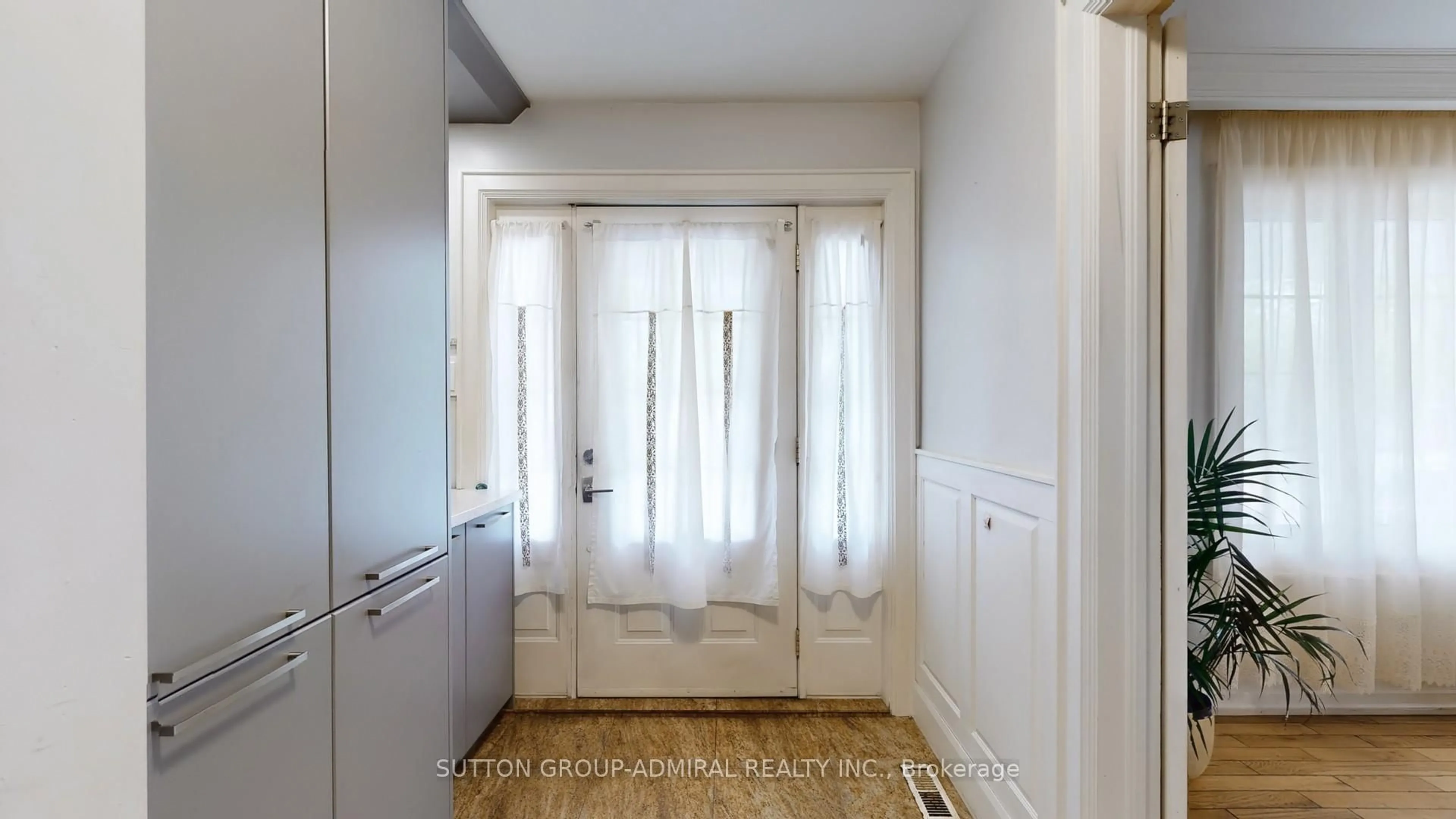 Indoor entryway for 2 Winterton Dr, Toronto Ontario M9B 3G5