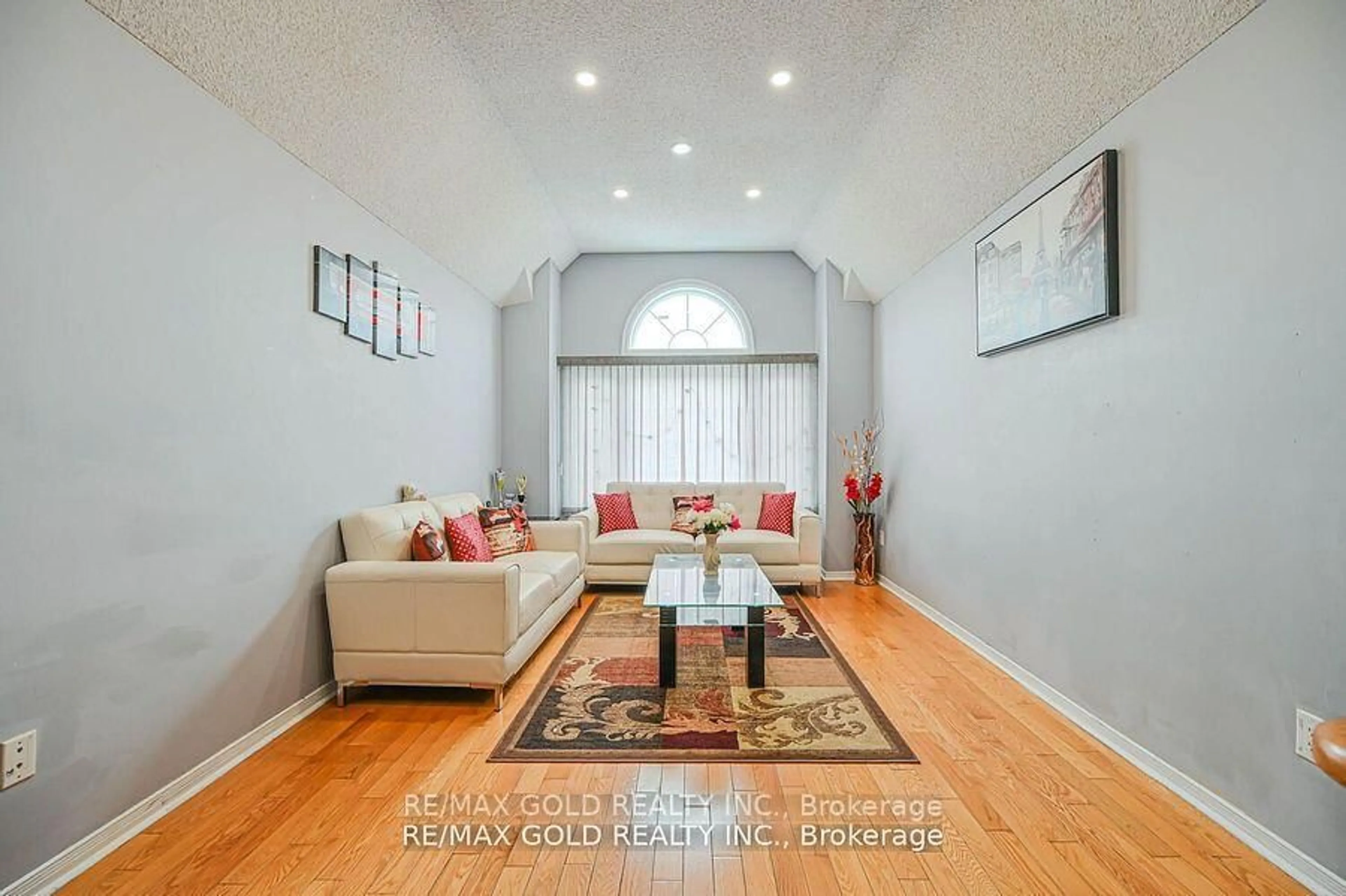 Living room with furniture, unknown for 152 Bighorn Cres, Brampton Ontario L6R 1G1