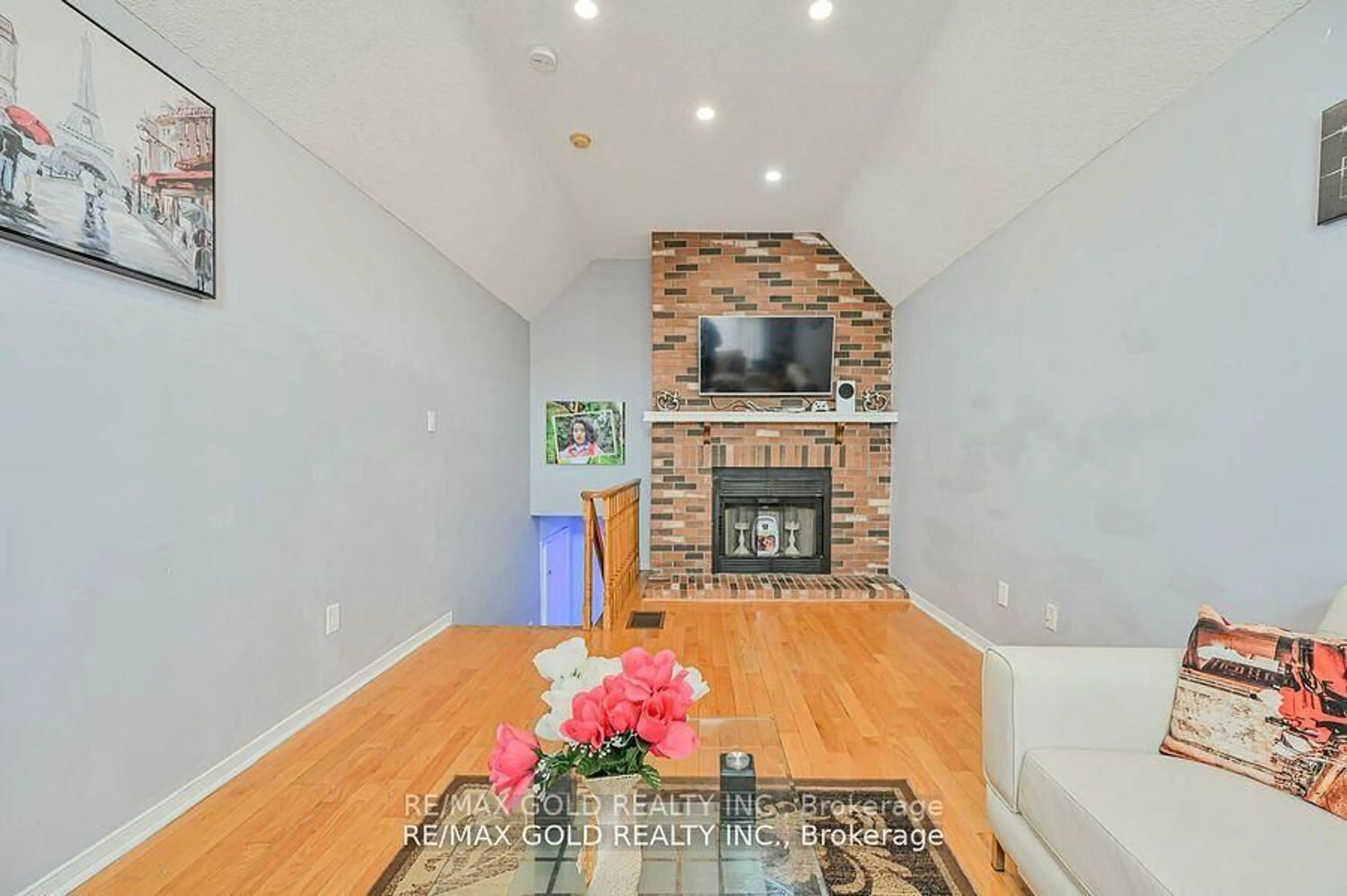 Living room with furniture, wood/laminate floor for 152 Bighorn Cres, Brampton Ontario L6R 1G1