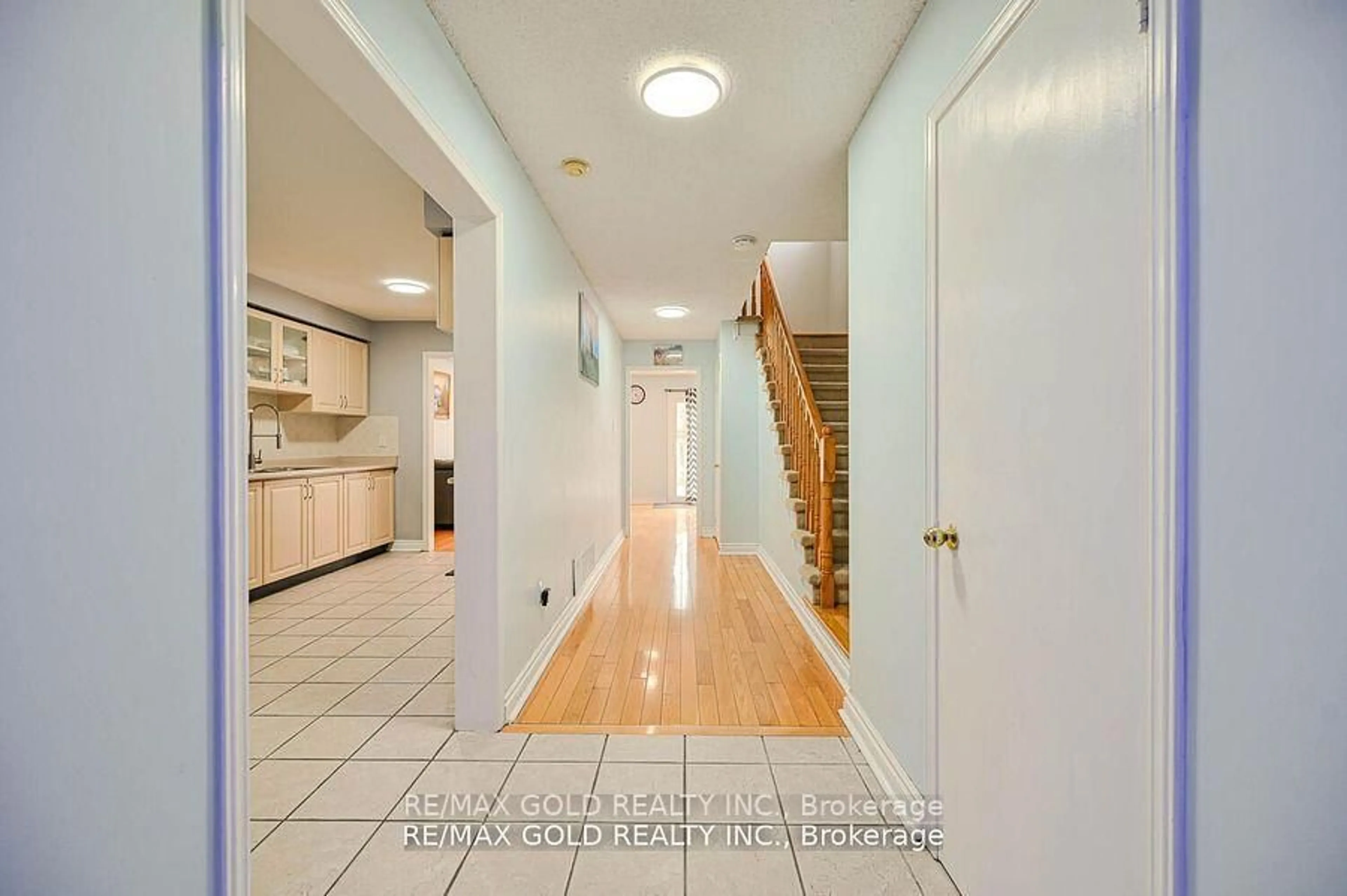 Indoor foyer for 152 Bighorn Cres, Brampton Ontario L6R 1G1