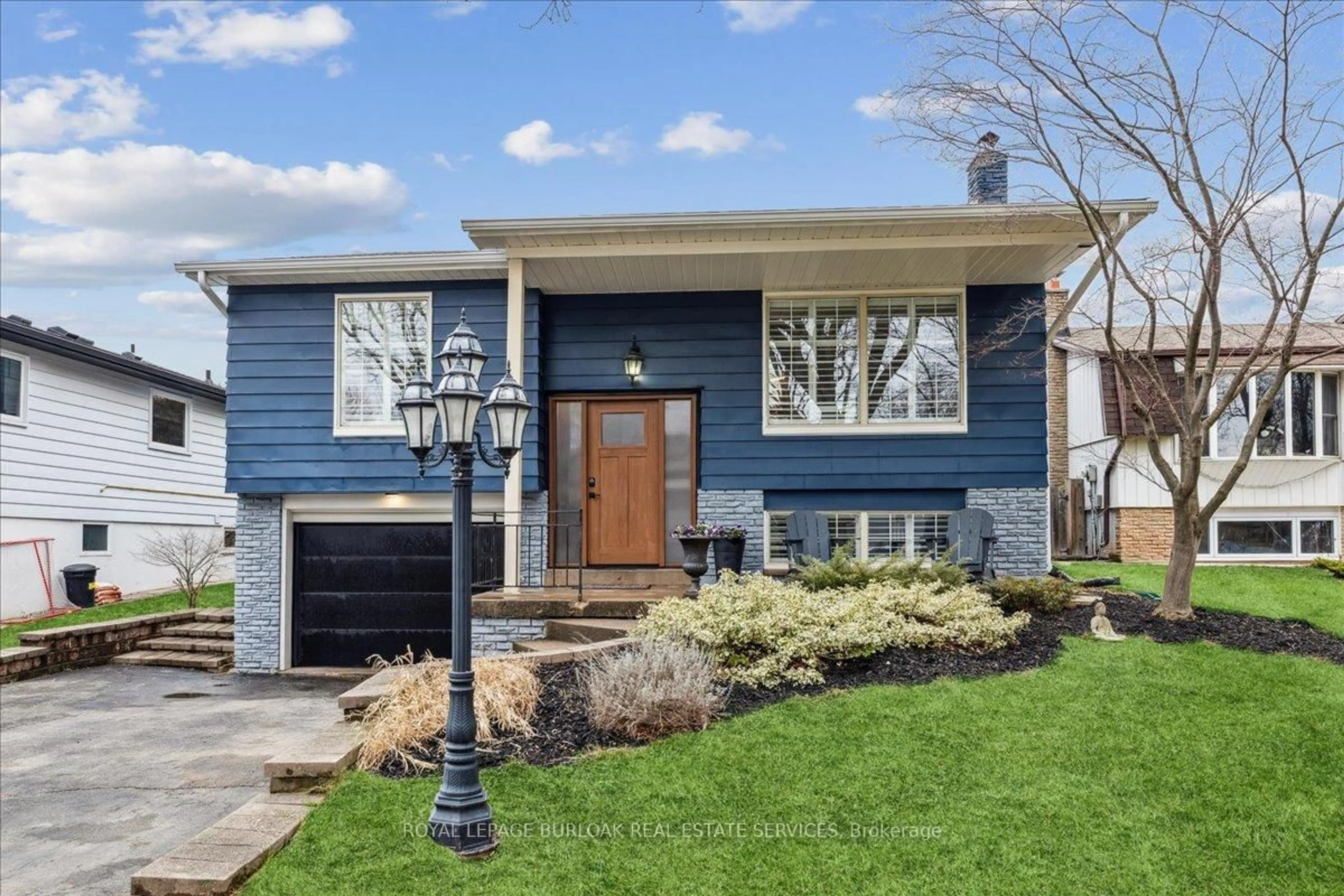 Home with vinyl exterior material, street for 692 Catalina Cres, Burlington Ontario L7L 5B8
