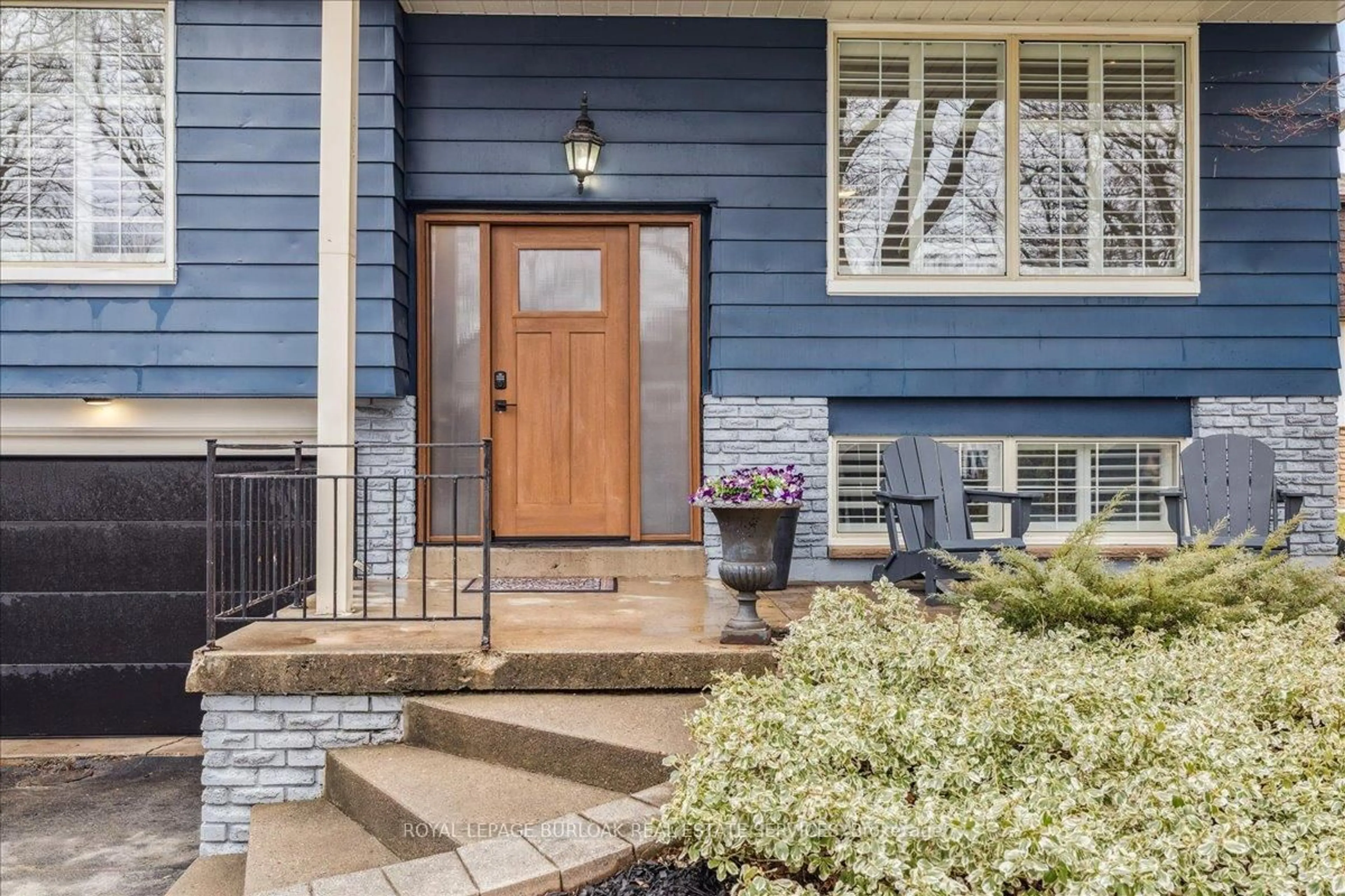Indoor entryway for 692 Catalina Cres, Burlington Ontario L7L 5B8