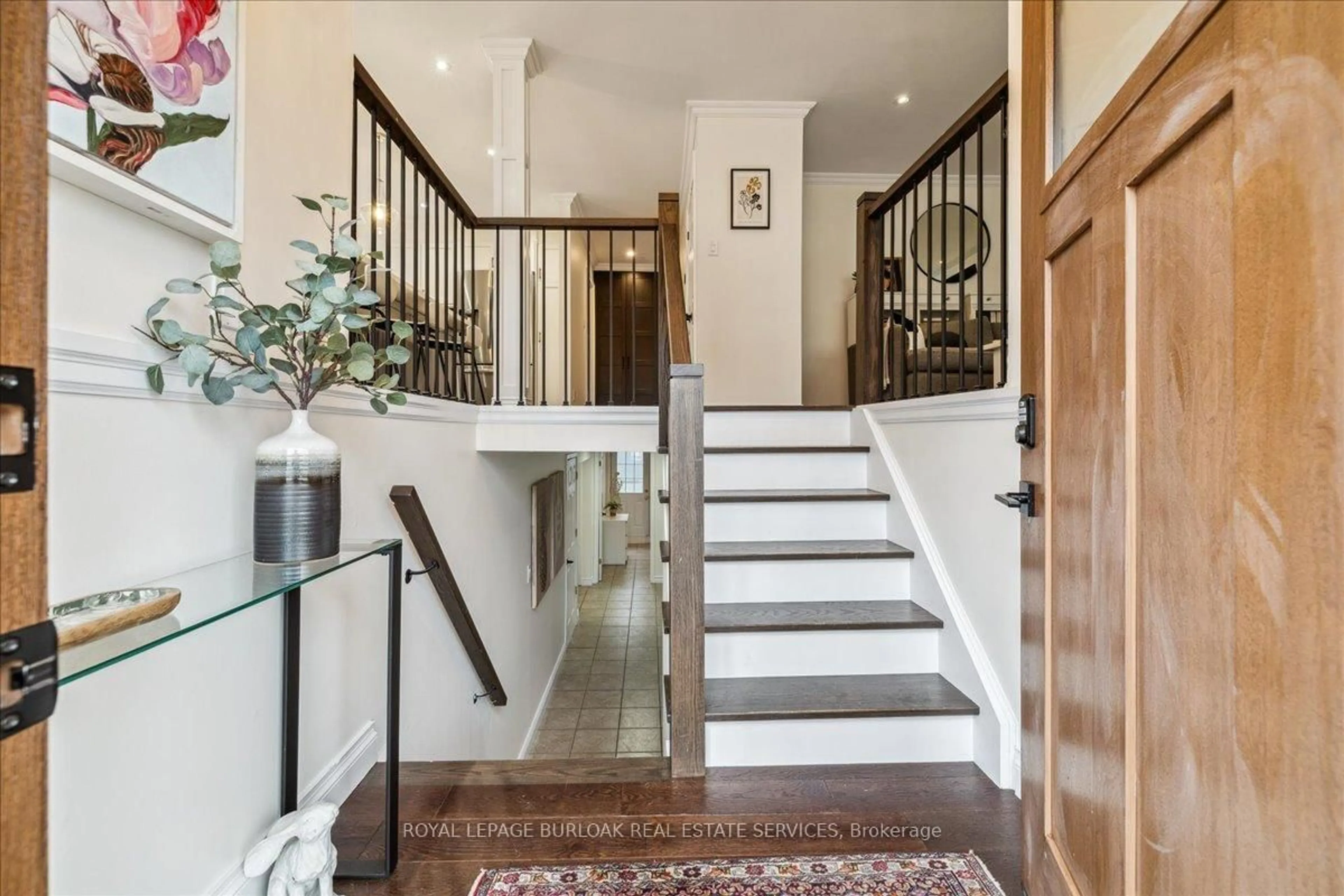 Indoor entryway for 692 Catalina Cres, Burlington Ontario L7L 5B8