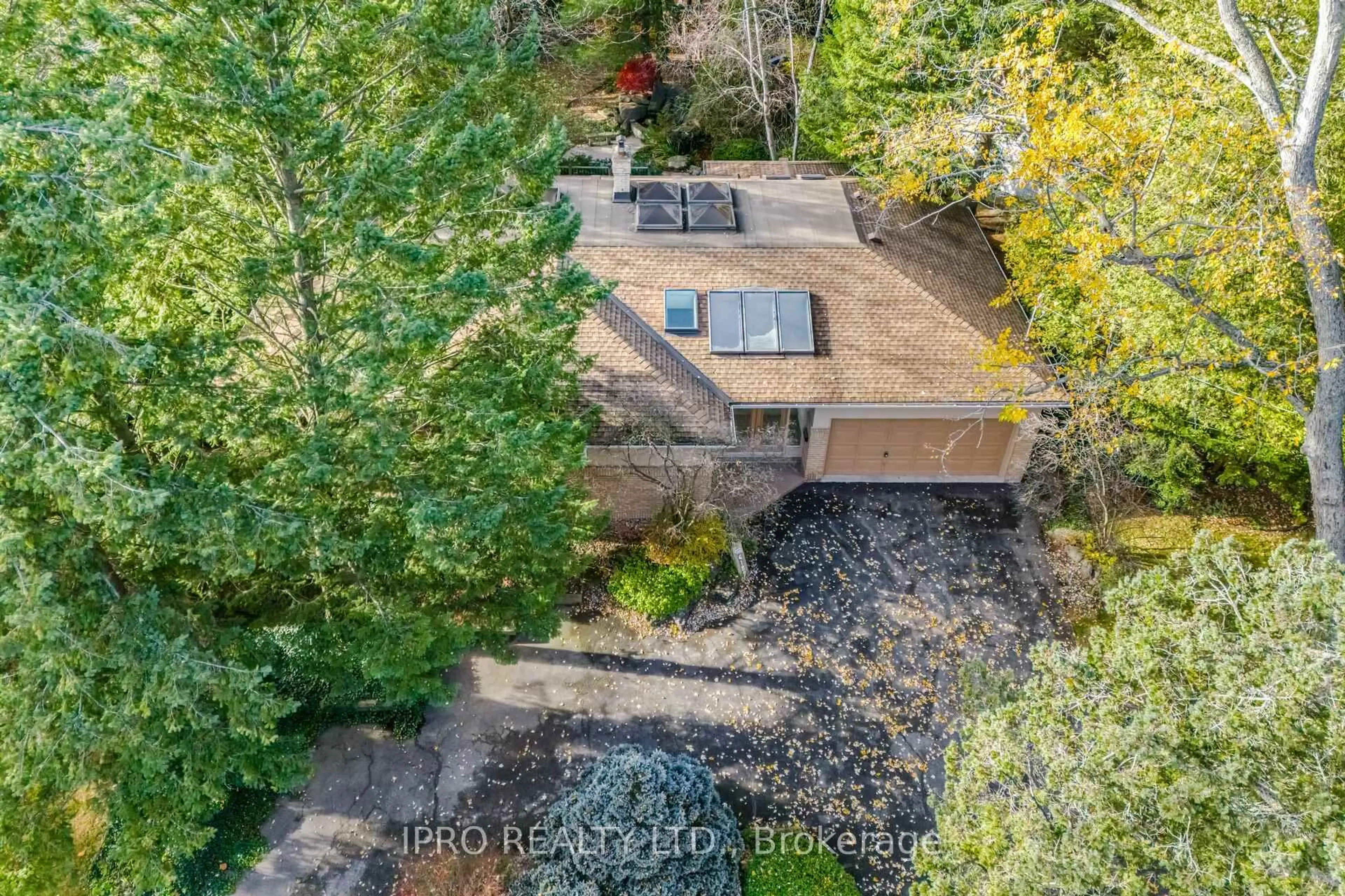 A pic from outside/outdoor area/front of a property/back of a property/a pic from drone, water/lake/river/ocean view for 4189 Inglewood Dr, Burlington Ontario L7L 1E3