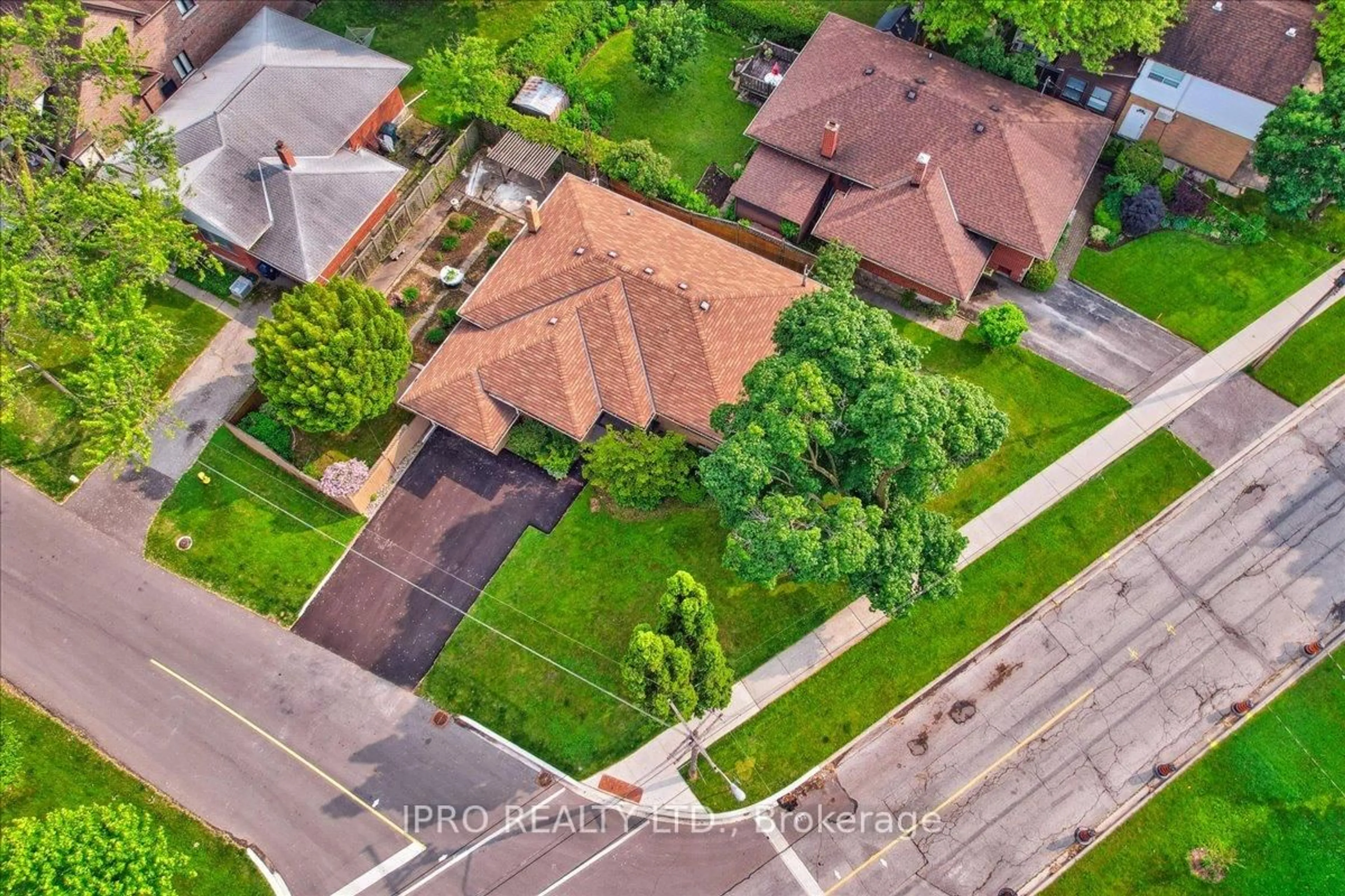 A pic from outside/outdoor area/front of a property/back of a property/a pic from drone, street for 34 Appledale Rd, Toronto Ontario M9B 5G4