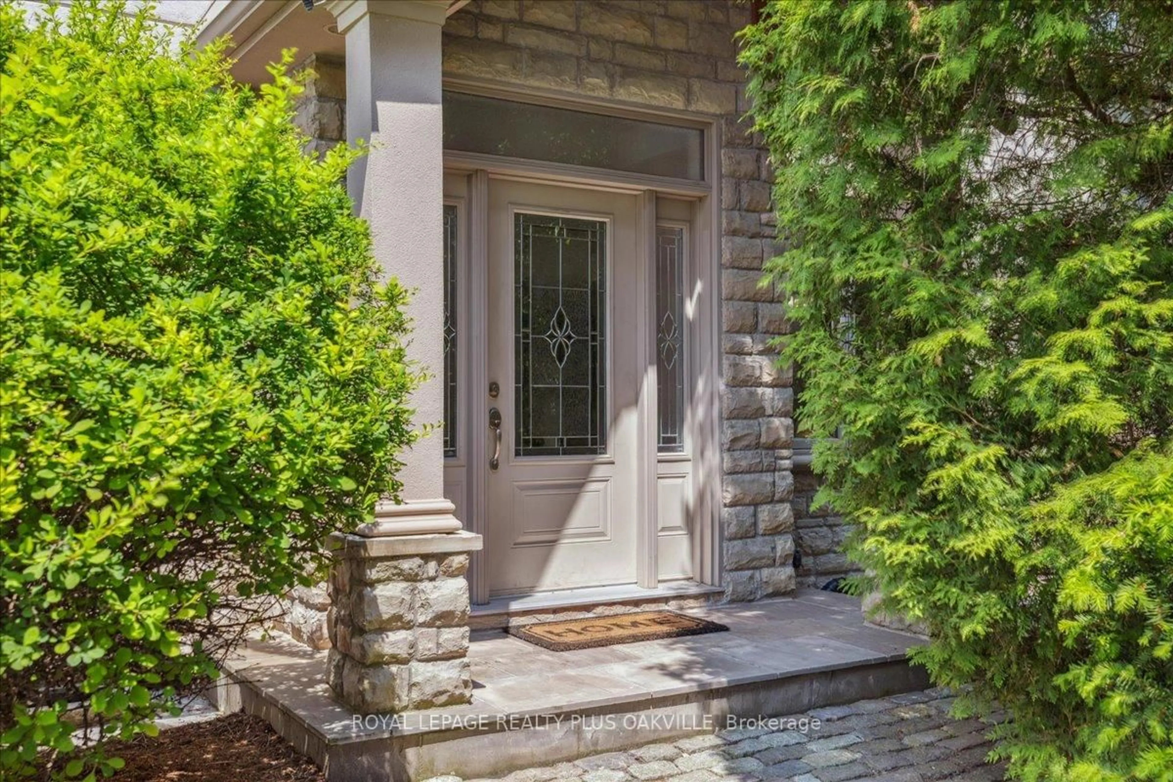 Indoor entryway for 621 North Shore Blvd, Burlington Ontario L7T 1X4