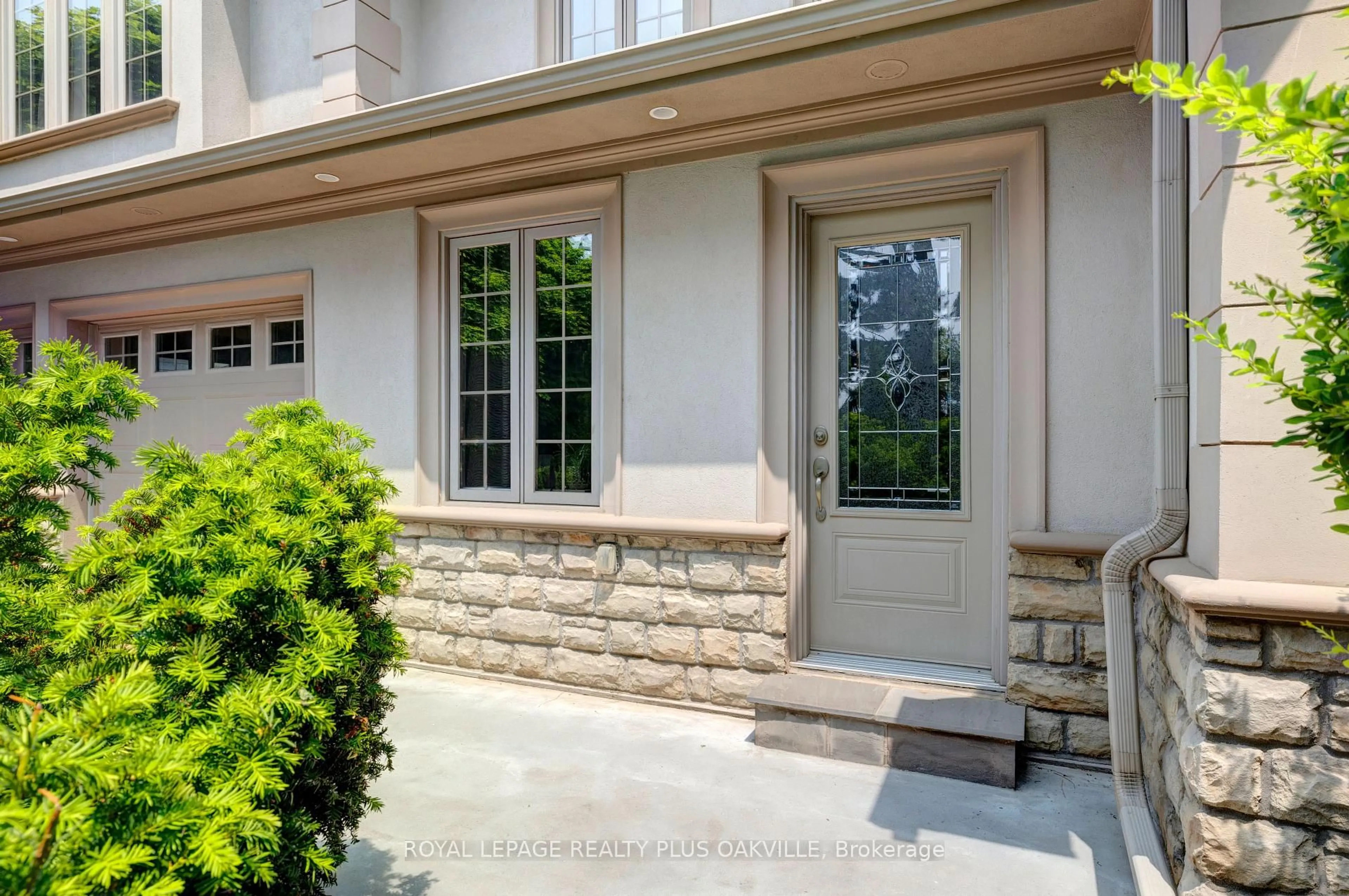Indoor entryway for 621 North Shore Blvd, Burlington Ontario L7T 1X4