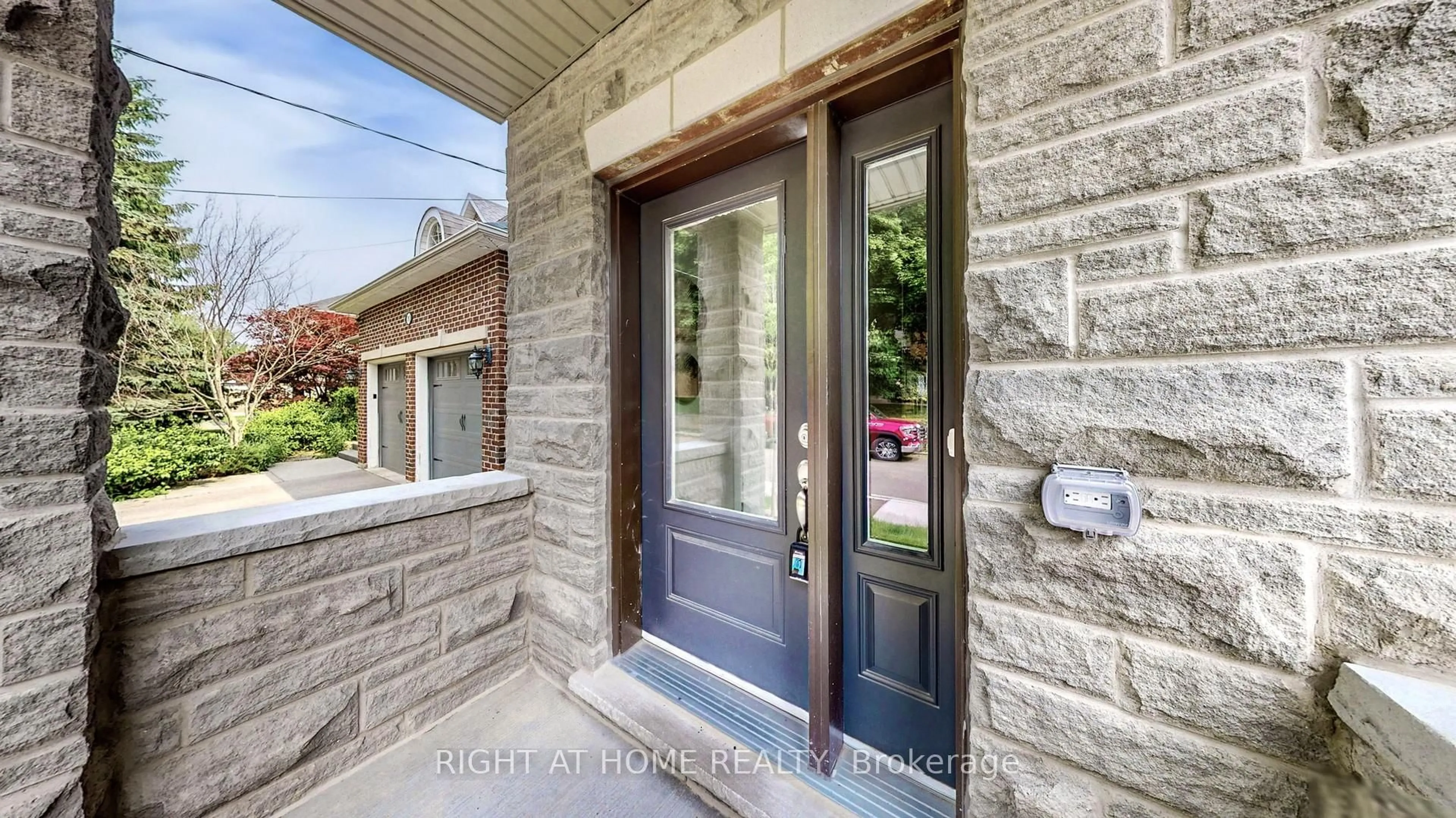 Indoor entryway for 197 Wyndham St, Mississauga Ontario L5M 2S5