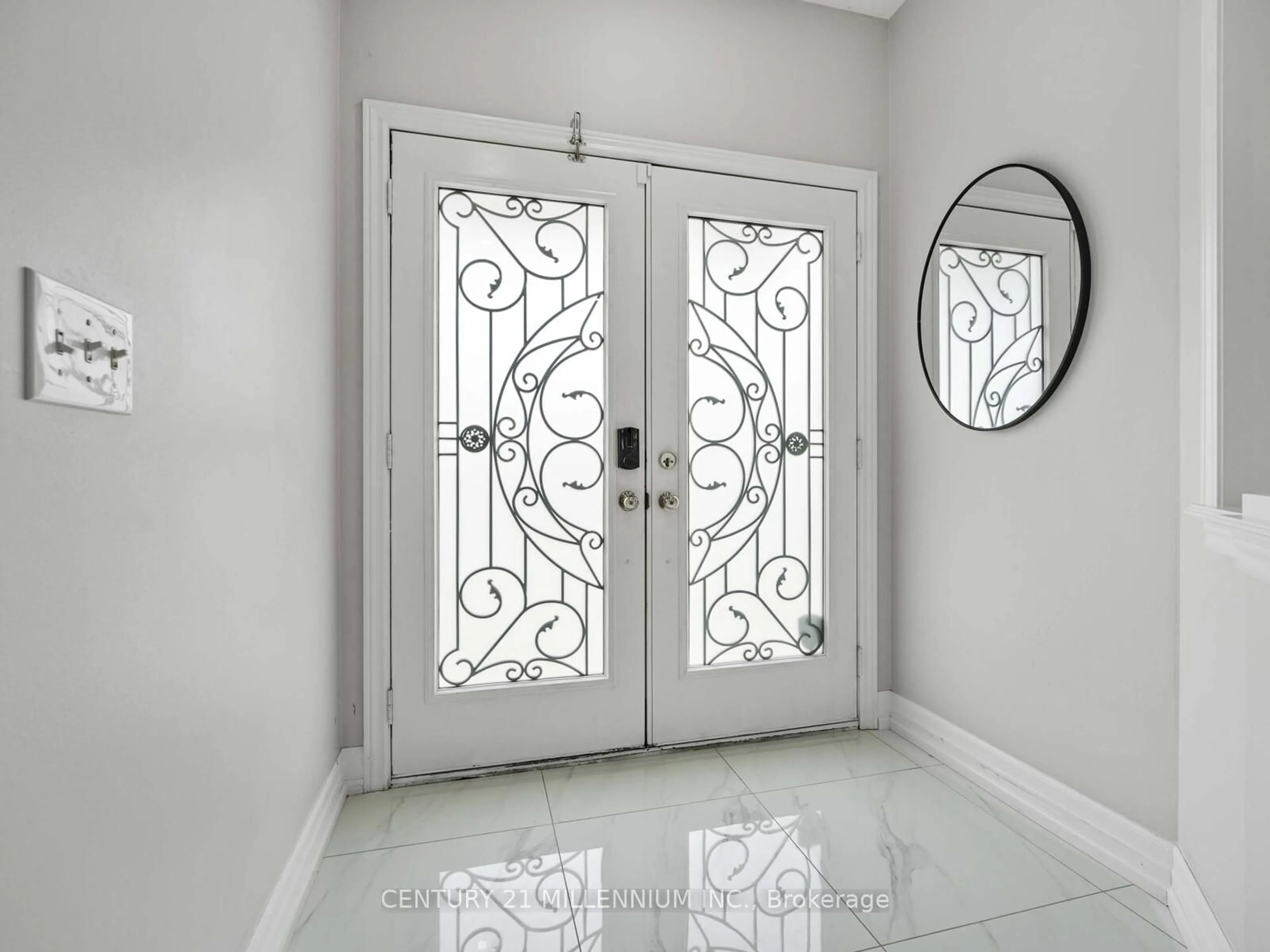 Indoor entryway for 73 Natronia Tr, Brampton Ontario L6P 3N8