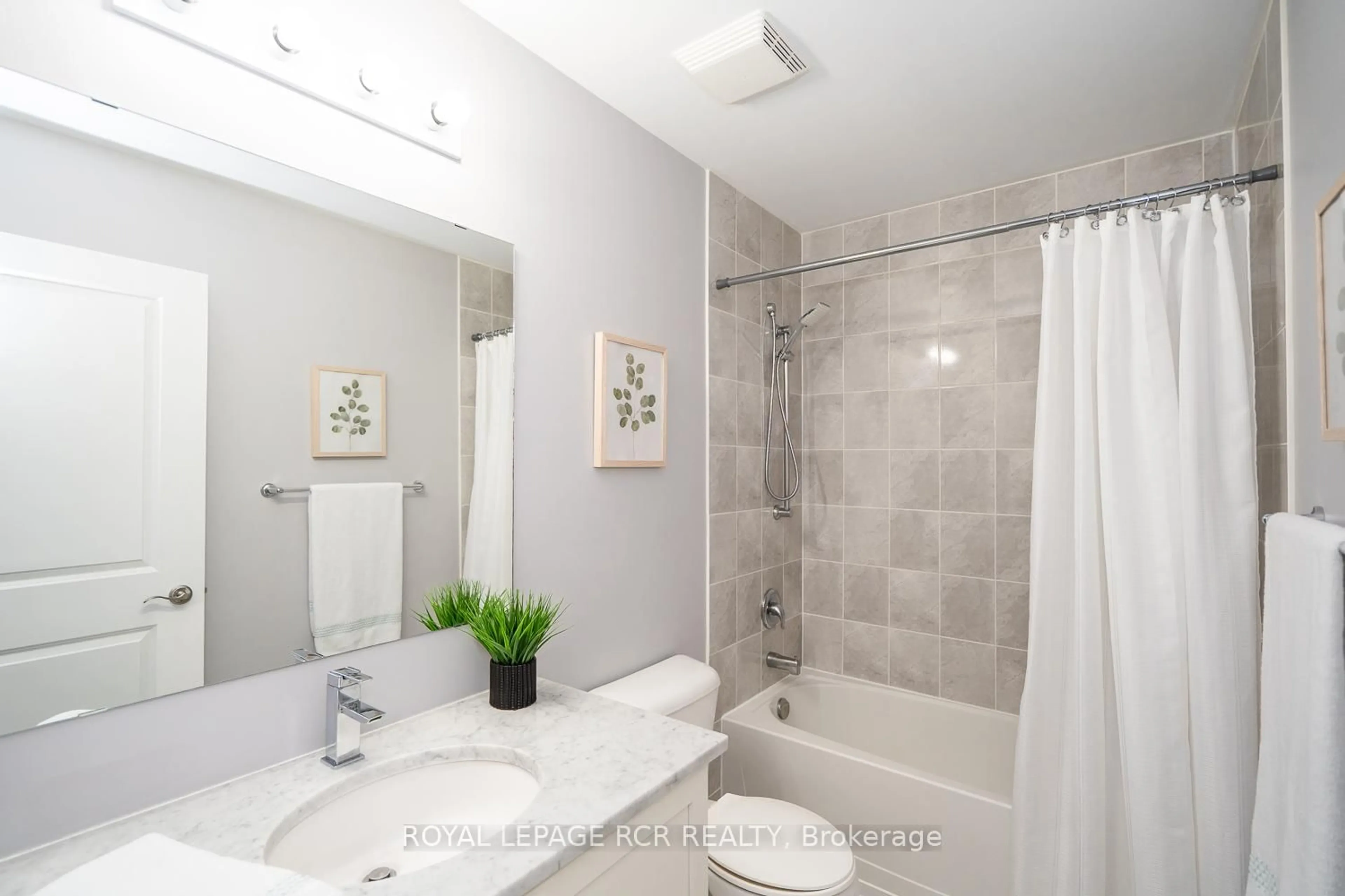 Standard bathroom, ceramic/tile floor for 233 Thompson Rd, Orangeville Ontario L9W 5T9