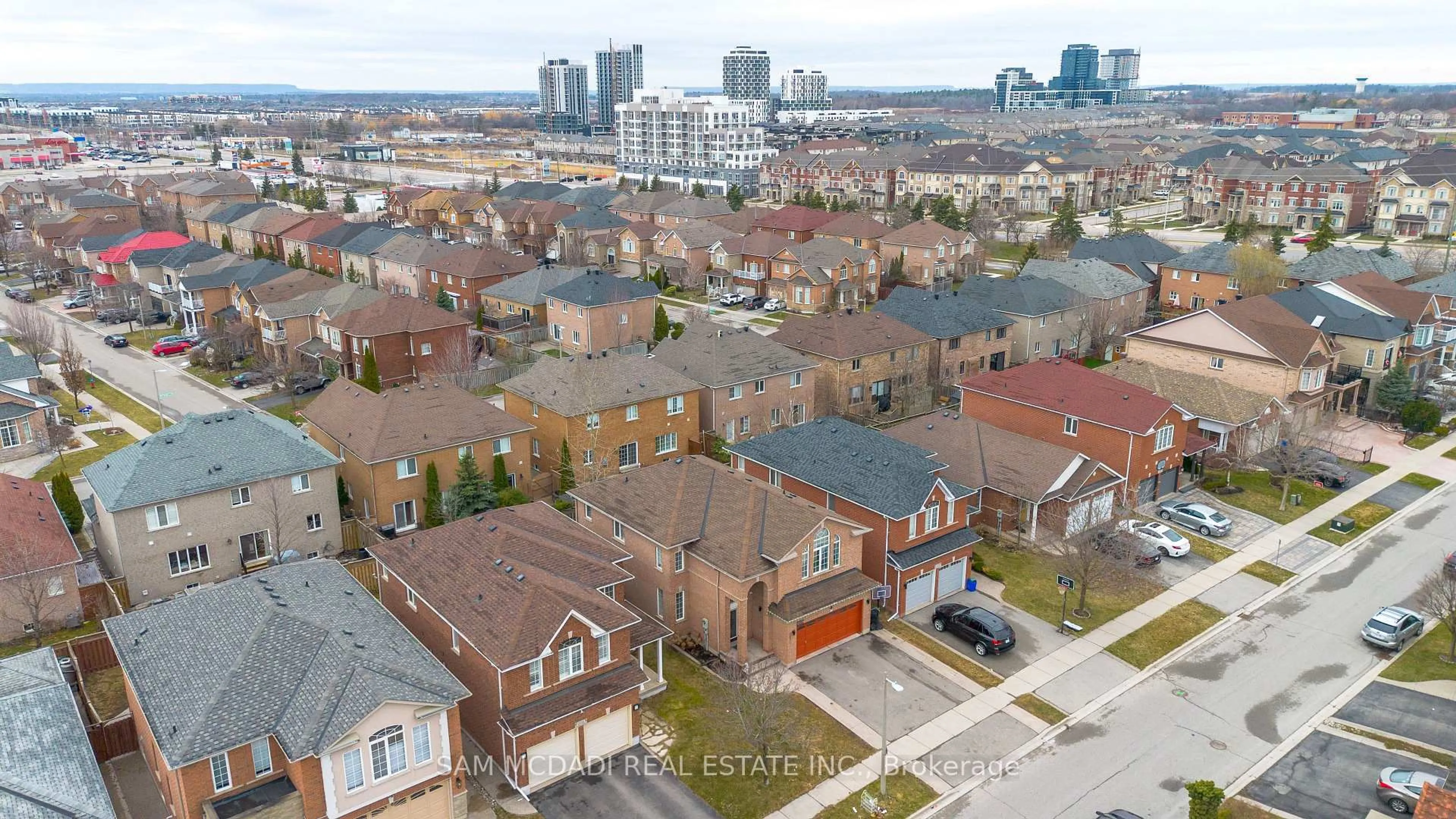 A pic from outside/outdoor area/front of a property/back of a property/a pic from drone, city buildings view from balcony for 2530 Nichols Dr, Oakville Ontario L6H 7L3