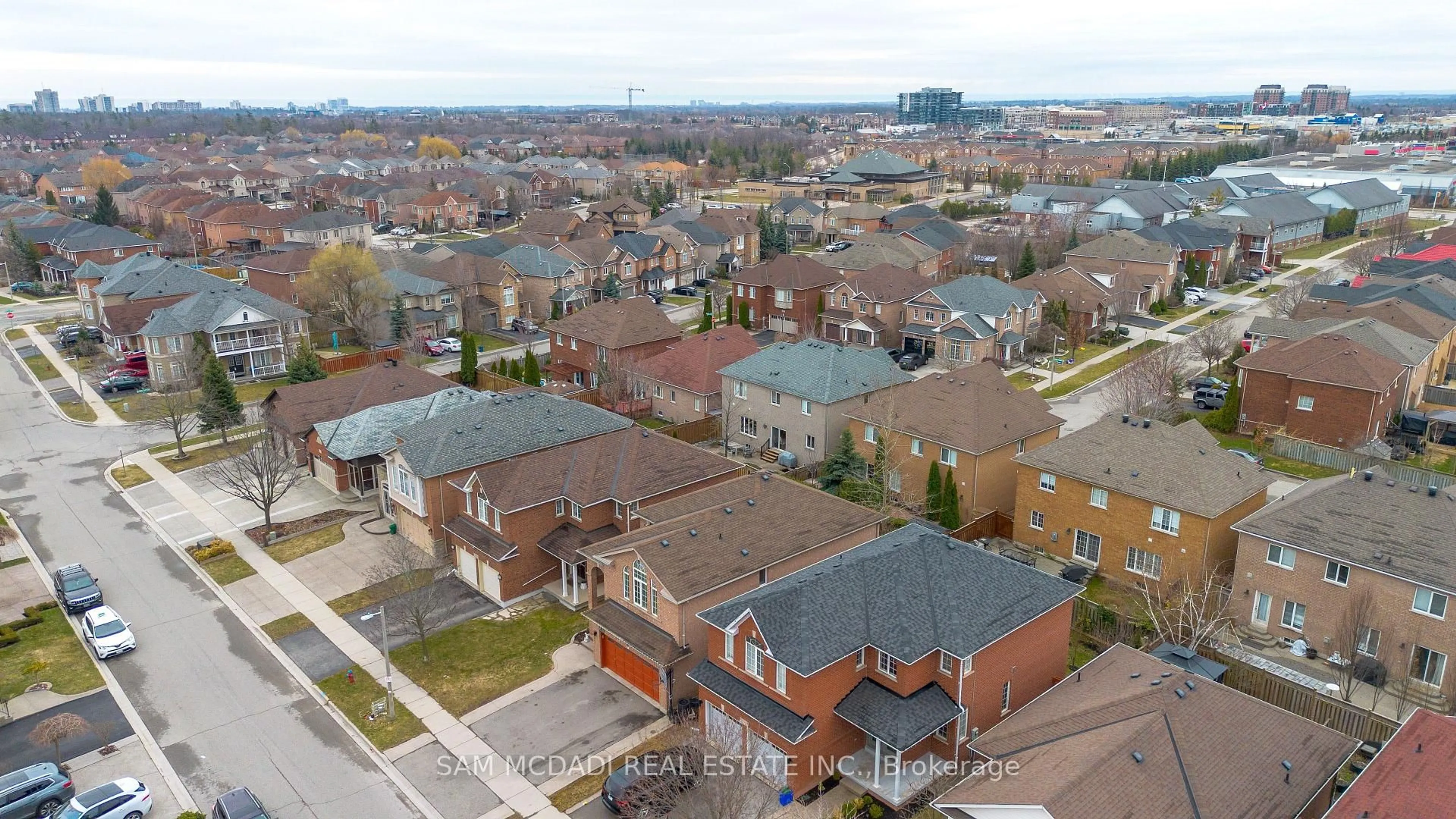 A pic from outside/outdoor area/front of a property/back of a property/a pic from drone, city buildings view from balcony for 2530 Nichols Dr, Oakville Ontario L6H 7L3