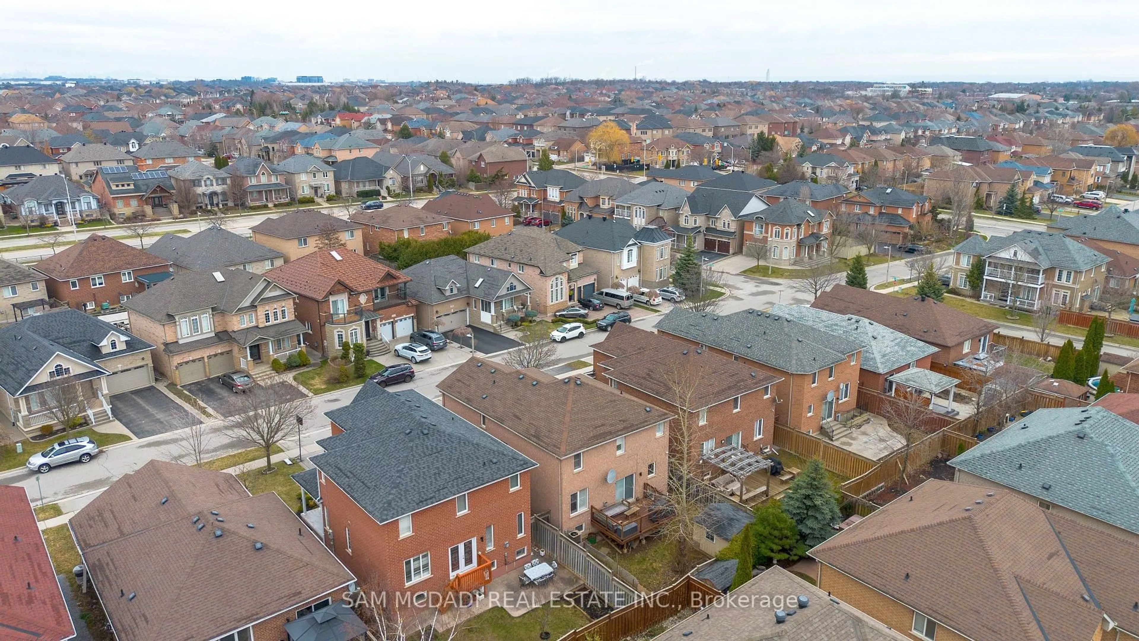 A pic from outside/outdoor area/front of a property/back of a property/a pic from drone, city buildings view from balcony for 2530 Nichols Dr, Oakville Ontario L6H 7L3