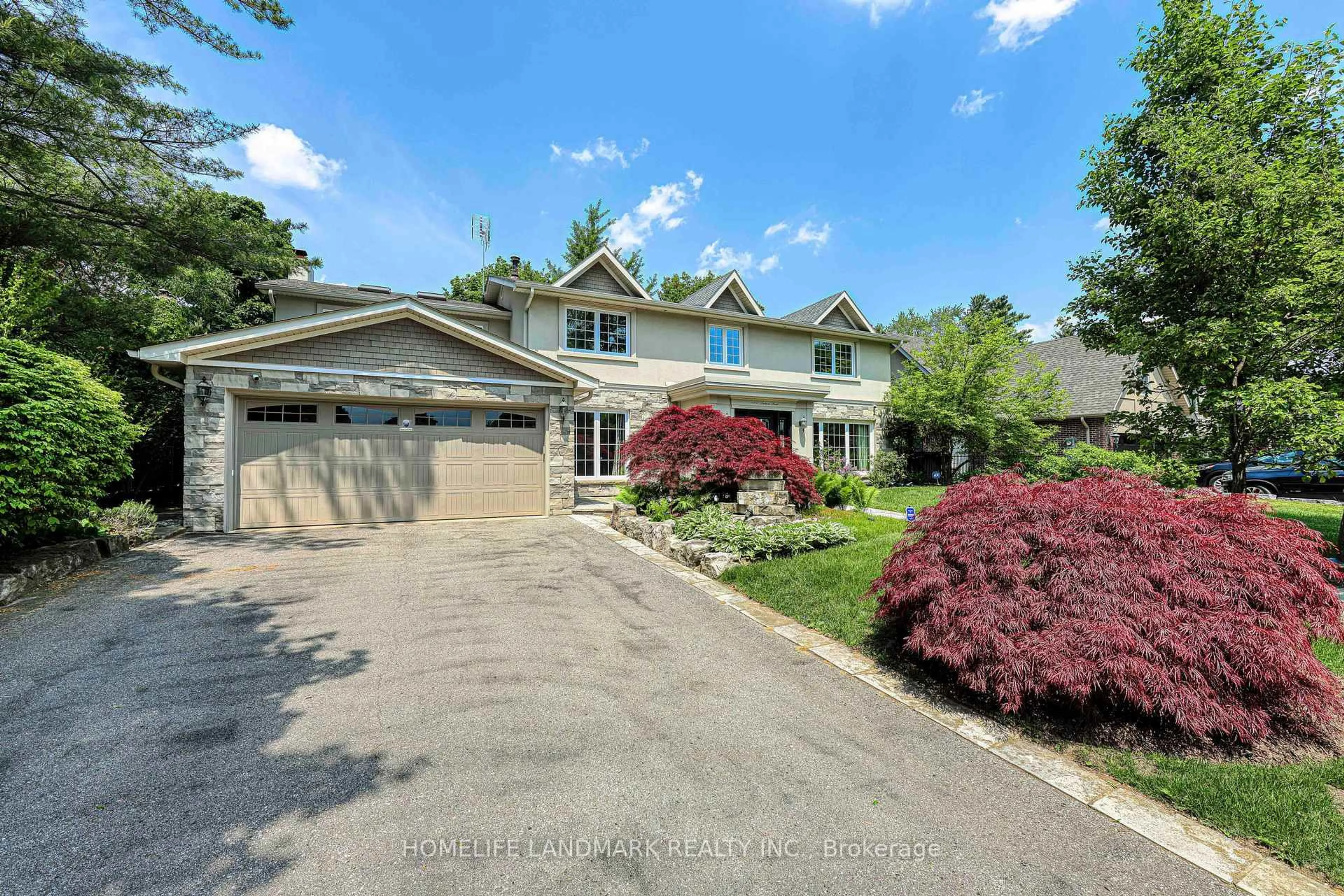 A pic from outside/outdoor area/front of a property/back of a property/a pic from drone, street for 1485 Durham St, Oakville Ontario L6J 2P4
